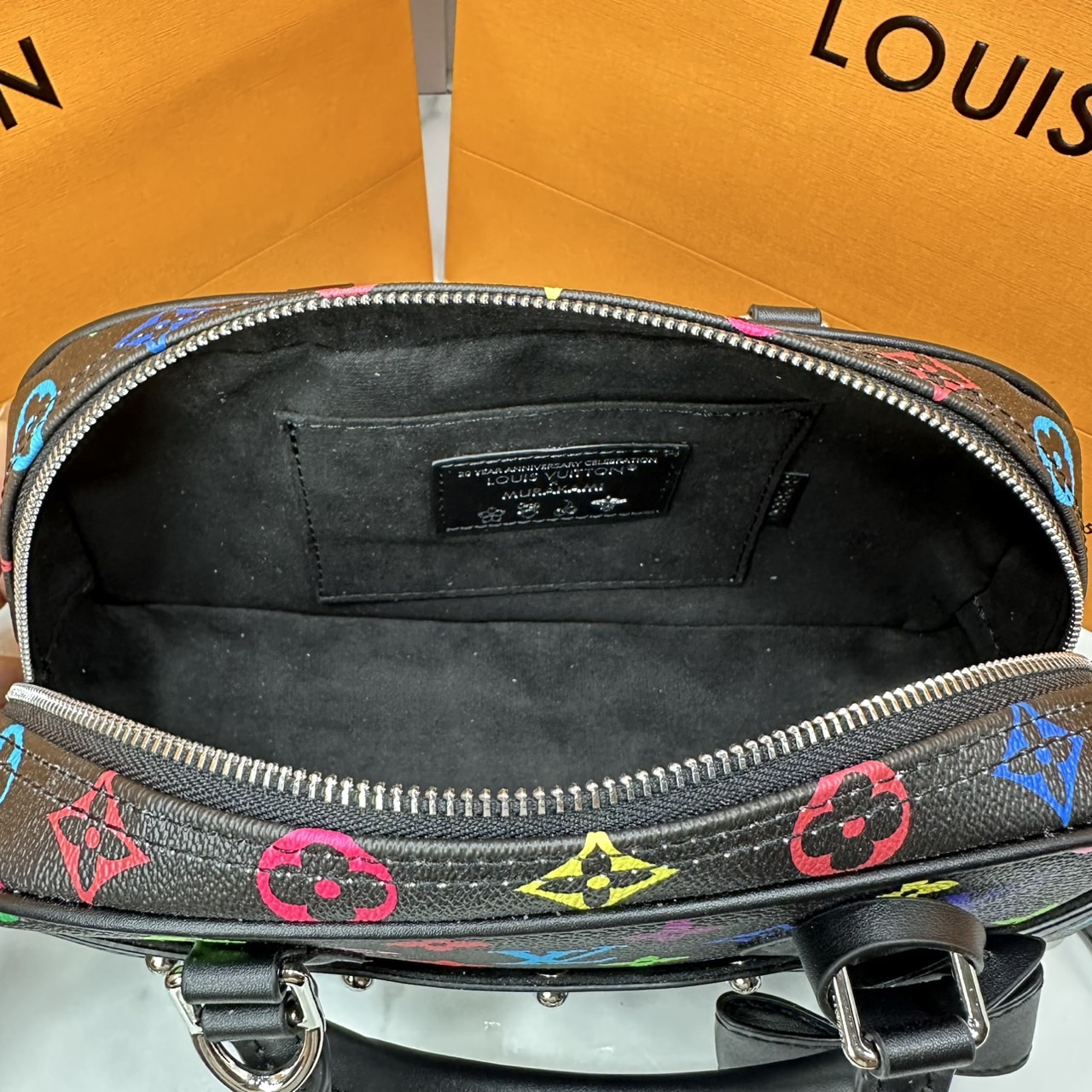 ORI | LV x TM Handbag East West Murakami ใหม่ล่าสุด กระเป๋าสะพายทรงสวย ดีไซน์ใหม่ หรู ดูผู้ดี แต่งแต้มดีเทลเปี่ยมชีวิตชีวาจากคอลเลคชั่น LV x Murakami คอมพลีตลุคด้วยที่ห้อยกุญแจรูปโบว์สุดเอ็กซ์คลูซีฟ
