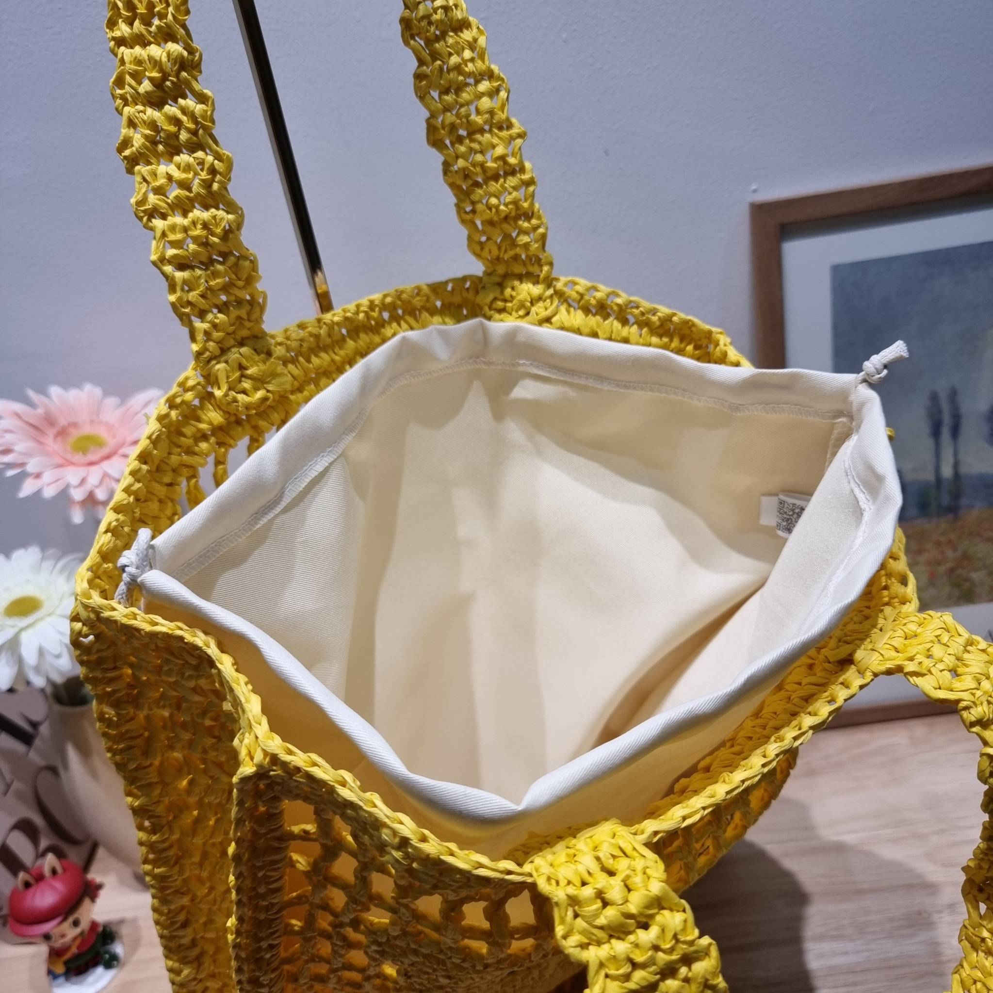 PRADA RAFFIA TOTE BAG สวยไม่ซ้ำใคร สไตล์บีช เหมาะมากกับการสะพายไปเที่ยวทะเล หรือจะใช้ในวันสบายๆก็ตอบโจทย์ กับกระเป๋าสะพายสานใบใหญ่ ตัวกระเป๋าเป็นวัสดุสังเคราห์จากธรรมชาติ