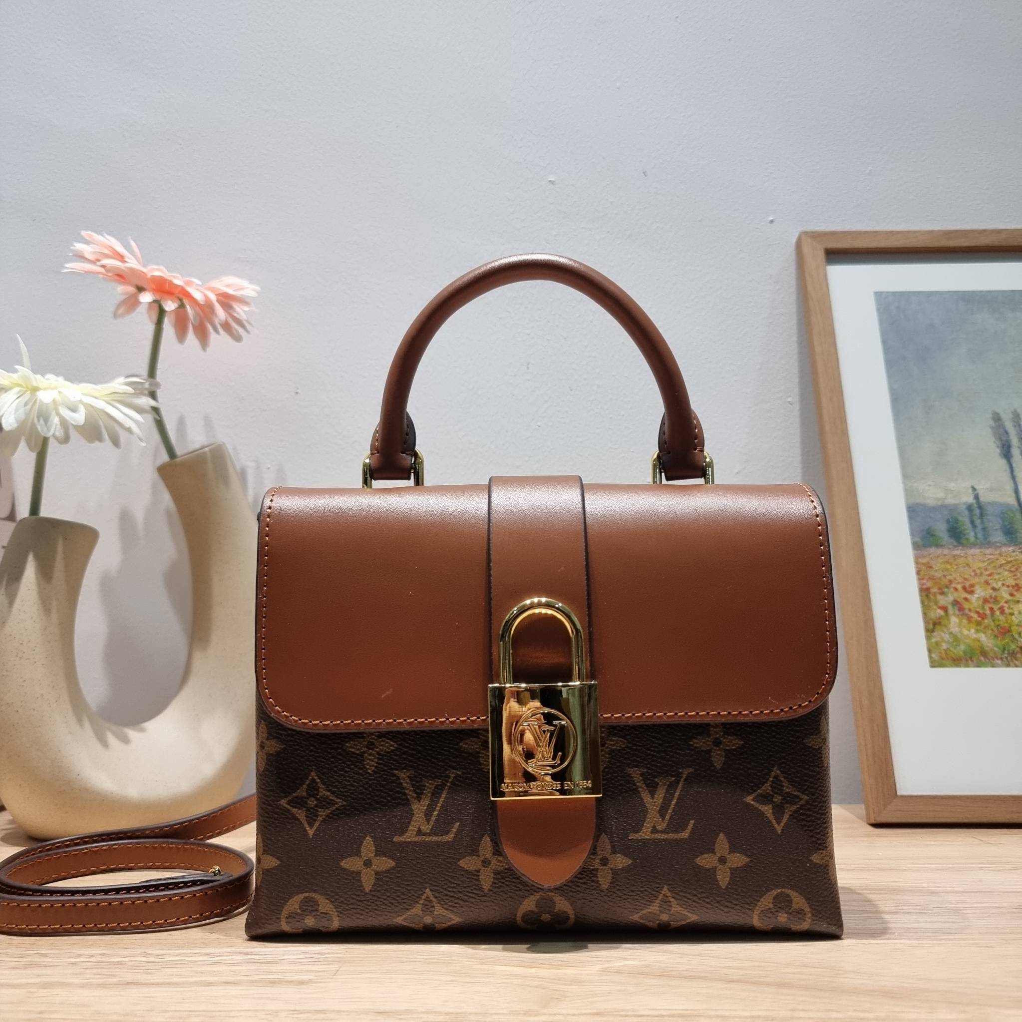 LV LOCKY BB MONOGRAM กระเป๋าสะพายข้าง ดีไซน์หรู ใหม่ล่าสุด สวยถึงบ้านได้ก่อนใคร มีใช้เลิศๆทันปีใหม่แน่นอน คุ้มที่สุด โดดเด่นด้วยอะไหล่ดัมมี่รูปกุญแจสีทอง