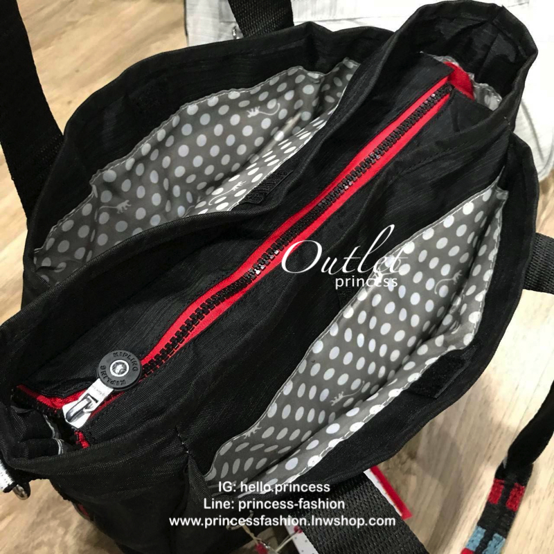 KIPLING SHOULDER BAG WITH ZIPS กระเป๋าสะพายใบใหญ่รุ่นล่าสุดวัสดุ Nylon & Polyester 100% มีช่องแบ่ง3ช่องเป็นสัดส่วน ช่องกลางเปิดปิดด้วยซิปแบรนด์มาพร้อมพวงกุญเเจลิงถอดเเยกได้ ภายในมีโลโก้ ช่องซิป ช่องใส่มือถือ สายคล้องพวงกุญแจ กว้างและจุสุดๆ ใส่เอกสาร A4 หน