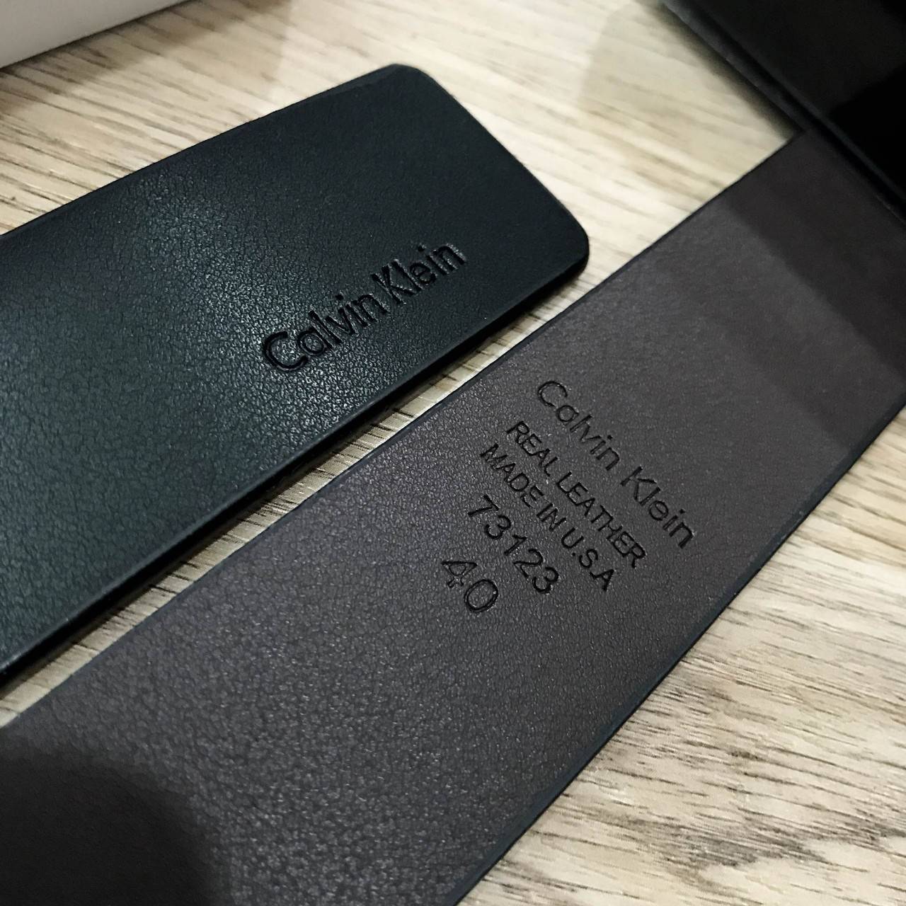 ห้ามพลาด! เซทสุดคุ้ม! ซื้อ1ได้ถึง2! CALVIN KLEIN REAL LEATHER BELT VALUE PACK Limited Edition เข็มขัดหนังแท้ พร้อมหัวเข็มขัด2แบบคุณภาพดีตามแบบฉบับของแบรนด์ สายเข็มขัดสามารถกลับด้านใช้ได้ทั้งสีดำและสีน้ำตาลเหมือนมี2เส้น2หัวสลับใช้ได้ไม่จำเจ มาพร้อมถุงกระดา
