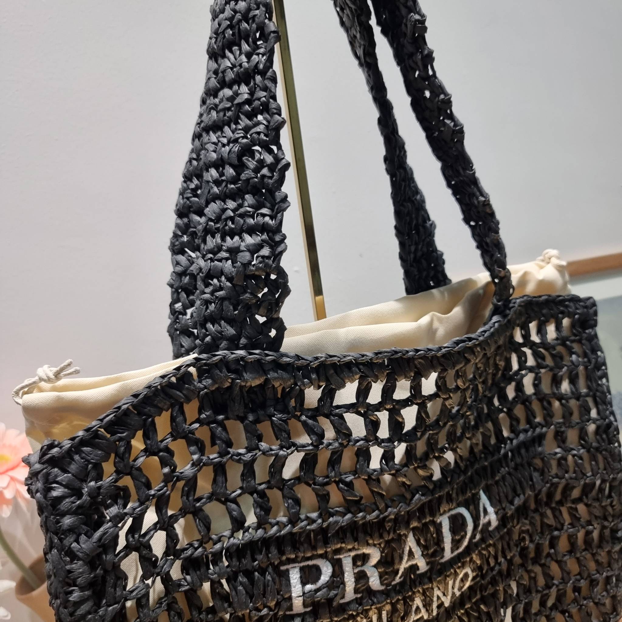 PRADA RAFFIA TOTE BAG สวยไม่ซ้ำใคร สไตล์บีช เหมาะมากกับการสะพายไปเที่ยวทะเล หรือจะใช้ในวันสบายๆก็ตอบโจทย์ กับกระเป๋าสะพายสานใบใหญ่ ตัวกระเป๋าเป็นวัสดุสังเคราห์จากธรรมชาติ