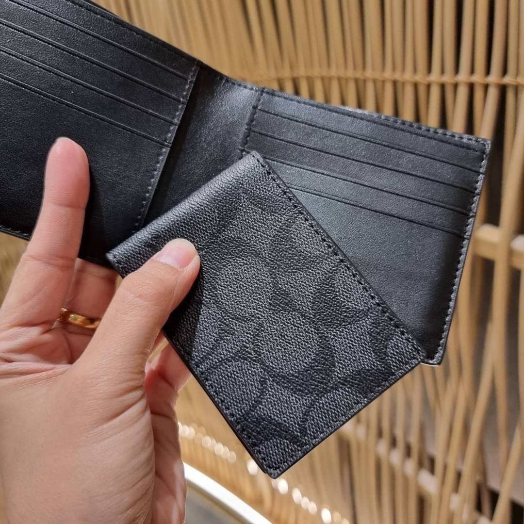 COACH DOUBLE BILLFOLD WALLET IN SIGNATURE CANVAS WITH WOLF MOTIF F31522 WITH GRAFFITI F37333 น้องชายสุดหล่อมาแล้ววว!! 😎 กระเป๋าสตางค์ใบสั้น เอาใจหนุ่มๆ ดีไซน์รูปหมาป่า สุดเท่ ด้านในกระเป๋าเป็นหนังแท้ มีช่องใส่บัตรเยอะ ใส่ธนบัตรได้ทุกชนิด และมี kee