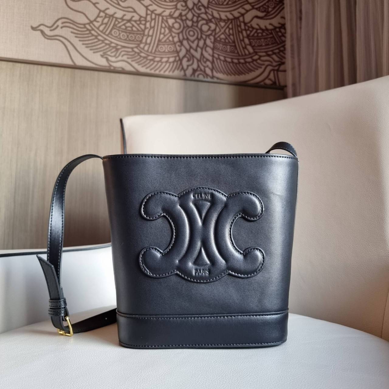 VIP 】CELINE BUCKET BAG CUIR TRIOMPHE คอลเลคชั่นใหม่ ฮิตข้ามปี กับกระเป๋าสะพายทรงถัง ใช้งานง่ายที่สุด สายสะพายในตัว ปรับใช้ได้เลย วัสดุหนังวัว เรียบหรู ผู้ดีไปอีก โดดเด่นด้วยโลโก้เอกลักษณ์ มีกระดุมปิดที่ปากกระเป๋า ภายในโล่งกว้าง ใส่ของแบบจุๆไปเลย เป็นรุ่นท