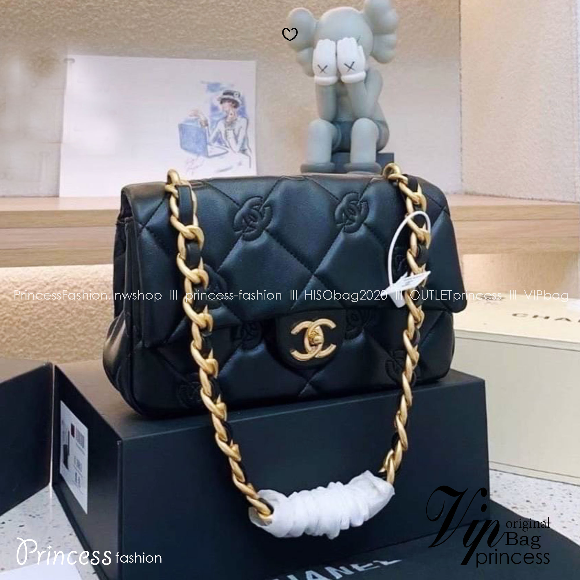 Chanel Flap Bag กระเป๋าสะพายทรงคลาสสิกดีไซส์เป็นเอกลักษณ์ที่ ปั้มโลโก้แบรนด์ที่ตัวกระเป๋า สวยเด่นชัด มาพร้อมสายสะพายโซ่สลับหนังเส้นใหญ่ ทนทาน ดูแพง ชวนสะสม ตอบโจทย์ได้ดีกับทุกสไตล์