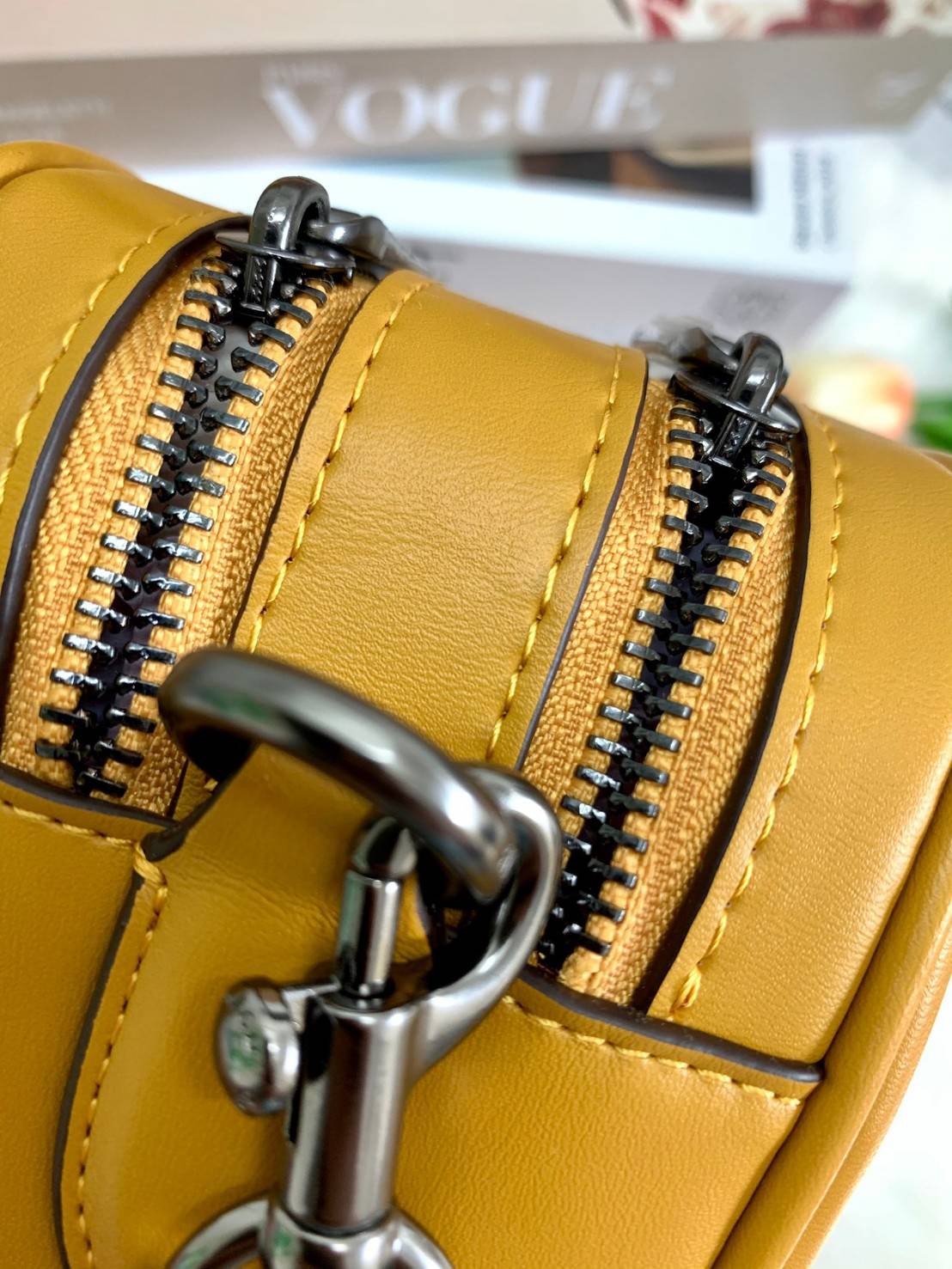 COACH C1569 JES CROSSBODY WITH LINEAR QUILTING ใหม่ล่าสุด!! กระเป๋าสะพายข้าง รุ่น 2 ซิป ใบใหญ่จุใจ ดีไซน์ใหม่ เพิ่มลูกเล่นให้ดูหรูหรายิ่งขึ้น วัสดุหนังสังเคราะห์บุเป็นลายเส้นสวยงาม เปิด-ปิดด้วยซิป 2 ช่องหลัก ใช้งานง่าย ทรงสวยมากๆรุ่นนี้ มาพร้อมสายสะพาย cr