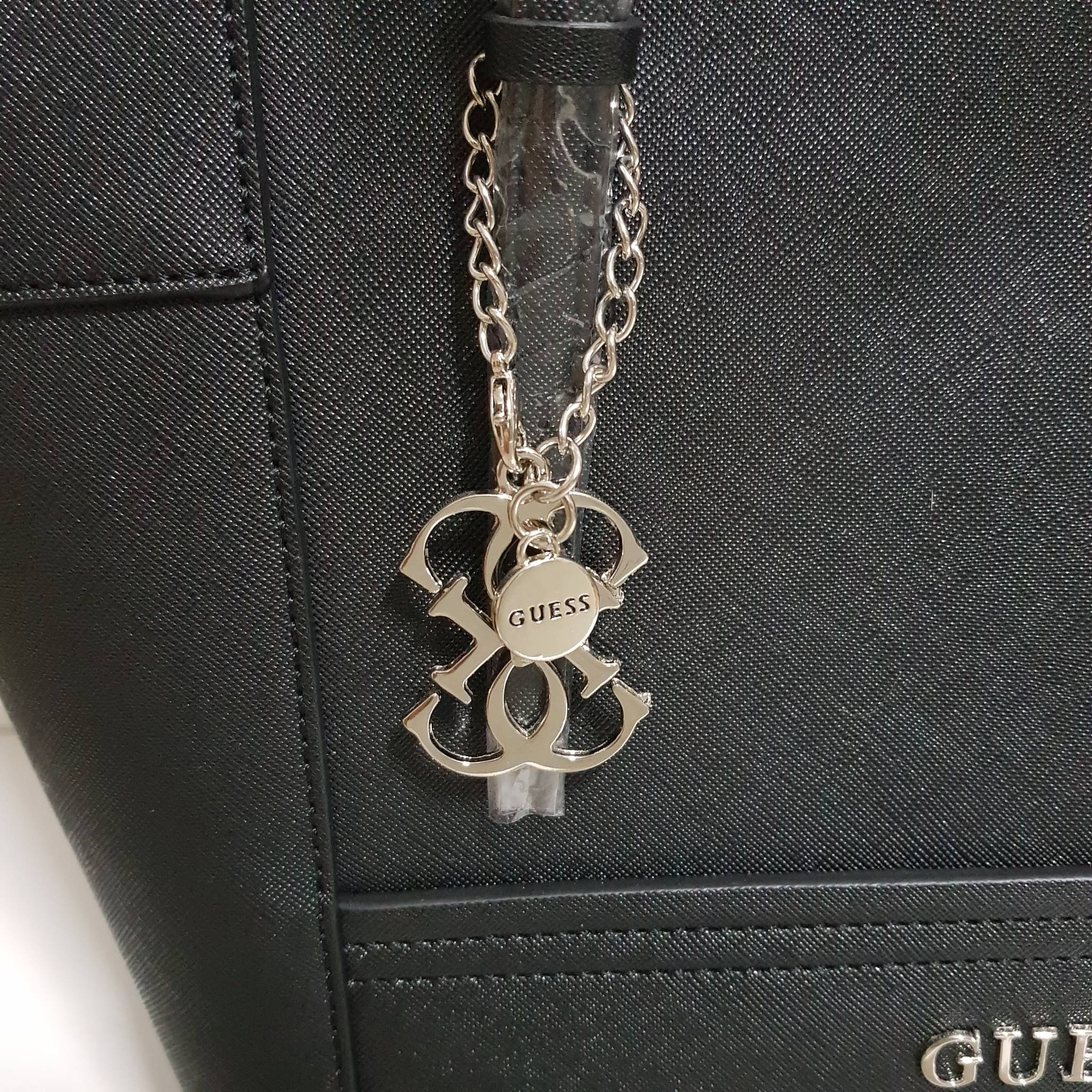 New !!! GUESS LARGE TOTE BAG พร้อมส่ง กระเป๋าถือทรง Tote ลายหนังซาฟเฟียโน่ น้ำหนักเบา ด้านหน้าติดโลโก้แบรนด์ตัวใหญ่อะไหล่เงินค่ะ พร้อมห้อยอะไหล่แบรนด์เพิ่มความหรู เปิดปิดกระเป๋าแบบซิป ซับในเป้นผ้าลายแบรนด์สวยค่ะ ภายในกว้าง ใส่ของได้จุทีเดียวนะค่ะ มีช่องซิ