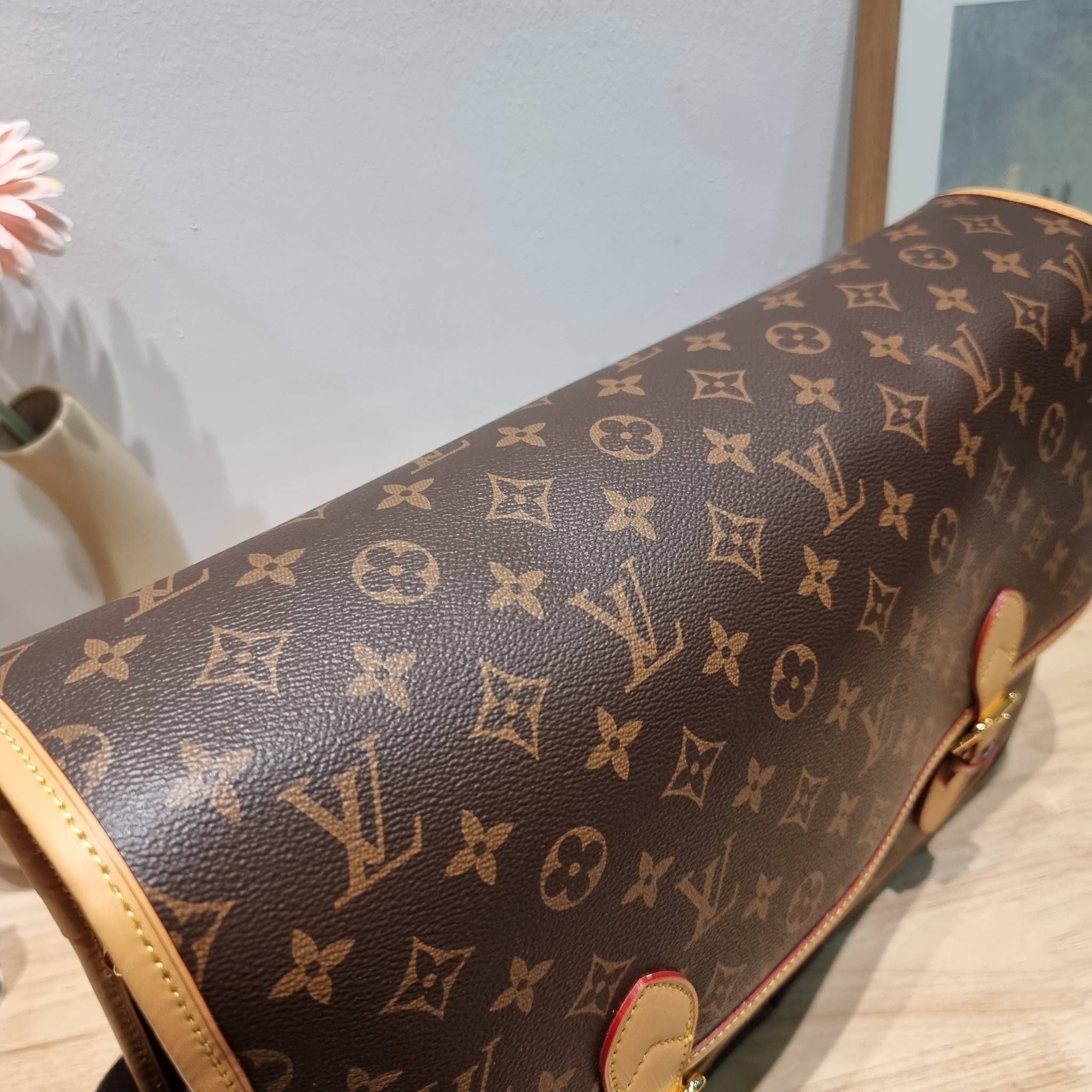 LV Vintage Monogram Sac Gibeciere GM messenger / LV GIBECIERE CROSSBODY BAG กระเป๋าสะพายข้างใบใหญ่ ทรงแมสเซนเจอร์ เอาใจหนุ่มๆ ดีไซน์วินเทจ ย้อนยุค คลาสสิคไม่มีเบื่อ วัสดุหนังแคนวาส ทนทาน
