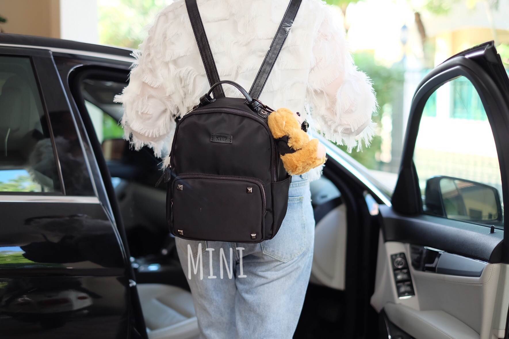 ใหม่ล่าสุด !!! เป้ไนล่อน แบรนด์ KEEP รุ่น Keep classic nylon backpack รุ่นนี้ถือเป็นรุ่นขายดีที่สุดของแบรนด์เลย จุดเด่นที่ กระเป๋า ผ้าไนล่อน น้ำหนักเบา ดีไซด์ ทันสมัย เข้าได้กับทุกชุด สายสะพายเป็นหนังอย่างดี ทนคะ สะพายสบายไหล่คะ ตัวกระเป๋ามีช่องเก็บของจุก