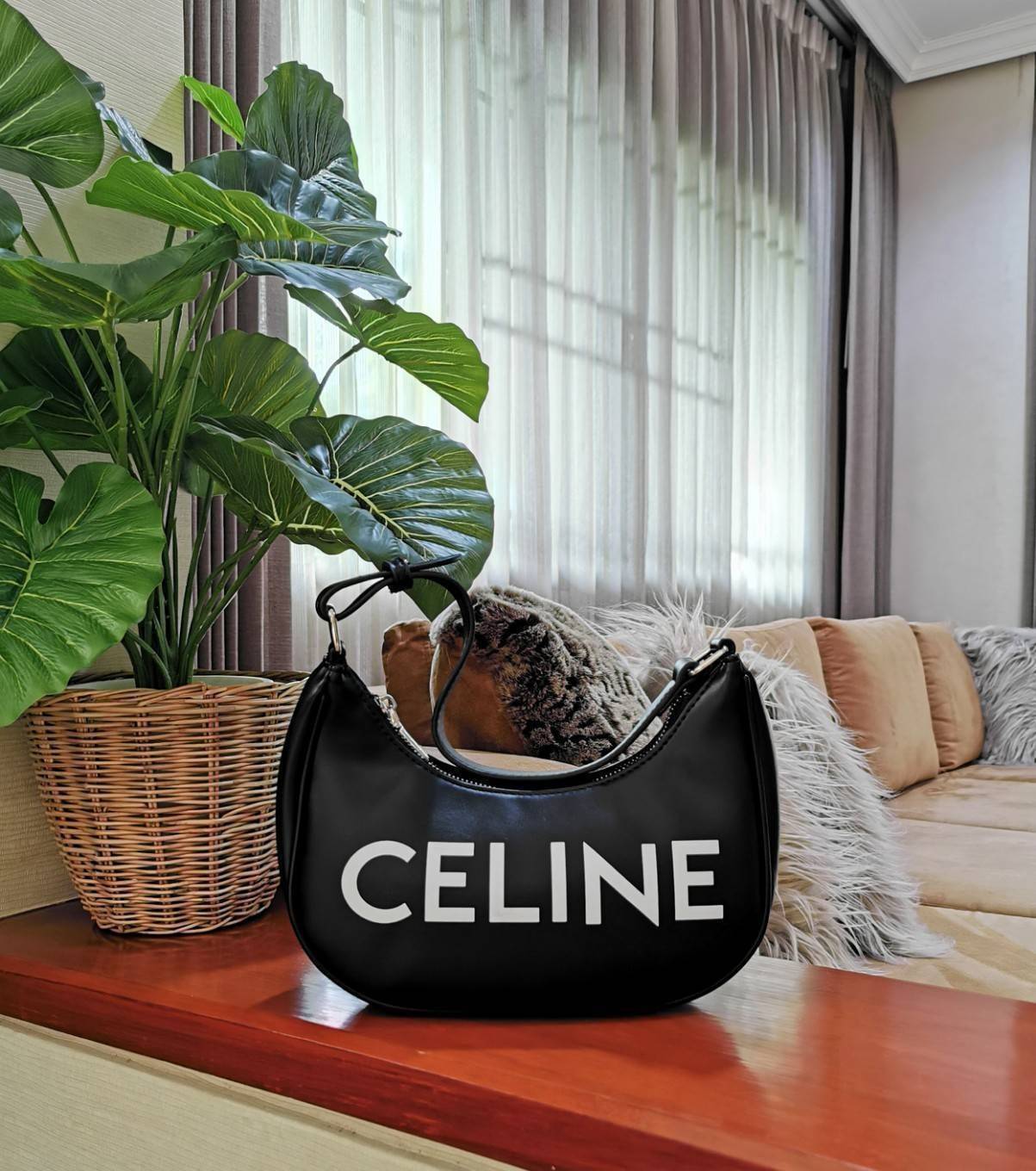 CELINE SHOULDER BAG VIP GIFT WITH PURCHASE (GWP) พรีเมี่ยมกิ๊ฟ Limited Edition จาก CELINE HAUTEPARFUME DUTYFREE COUNTER ดีไซน์ยอดนิยมหนังนิ่มสวยอยู่ทรงเปิดปิดด้วยซิปอะไหล่เงิน ภายในโล่งกว้างมีช่องเล็กสามารถใส่มือถือกระเป๋าสตางค์ใบยาวของใช้ได้จุ หูหิ้วหนัง