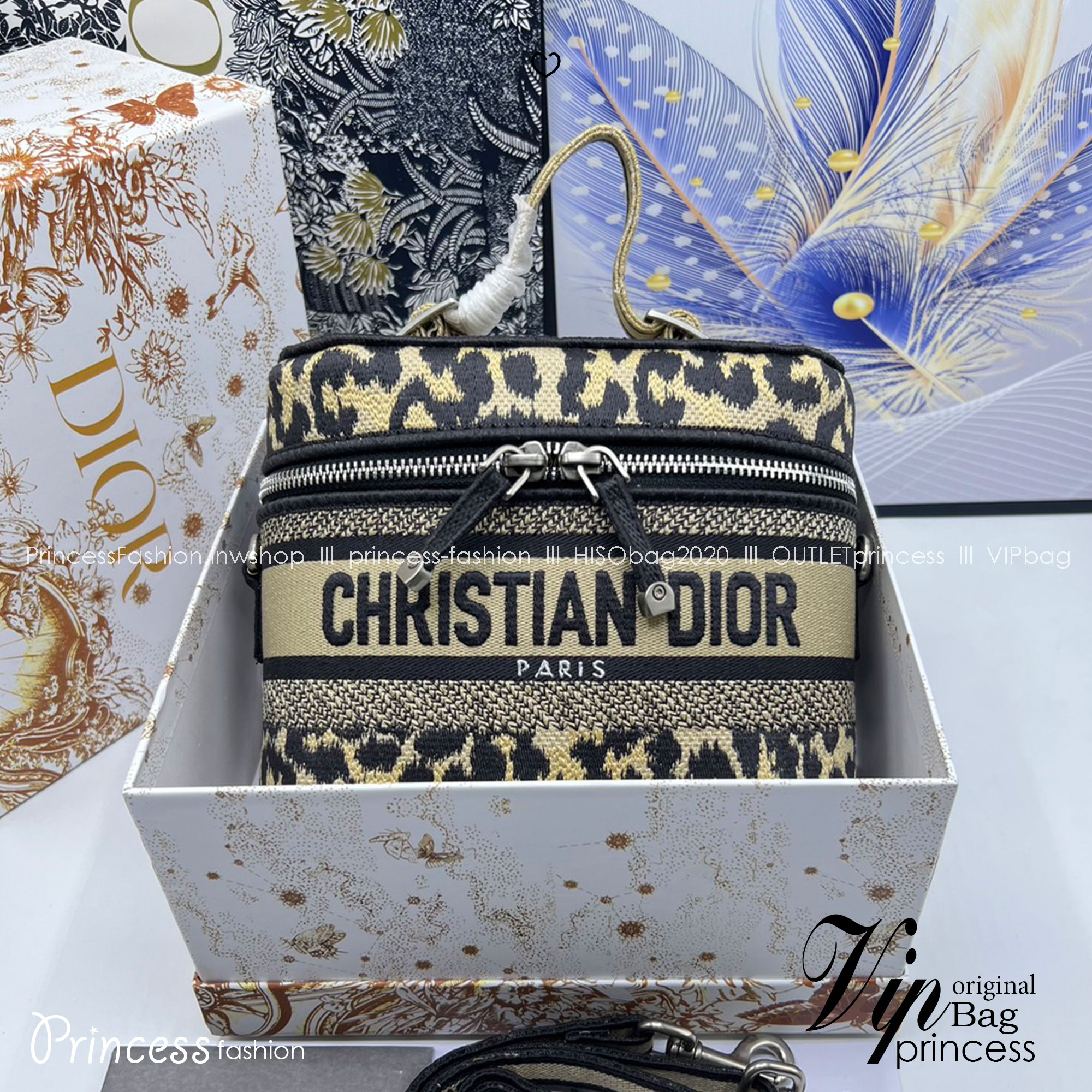 18cm Small DiorTravel Vanity Case กระเป๋าใส่เครื่องสำอาง มาพร้อมกับลวดลาย Oblique ปักอย่างประณีตและประดับด้วยสัญลักษณ์ Christian Dior Paris มาพร้อมสายสะพายและหูจับในตัว ปรับเปลี่ยนใช้งานได้ตามสไตล์