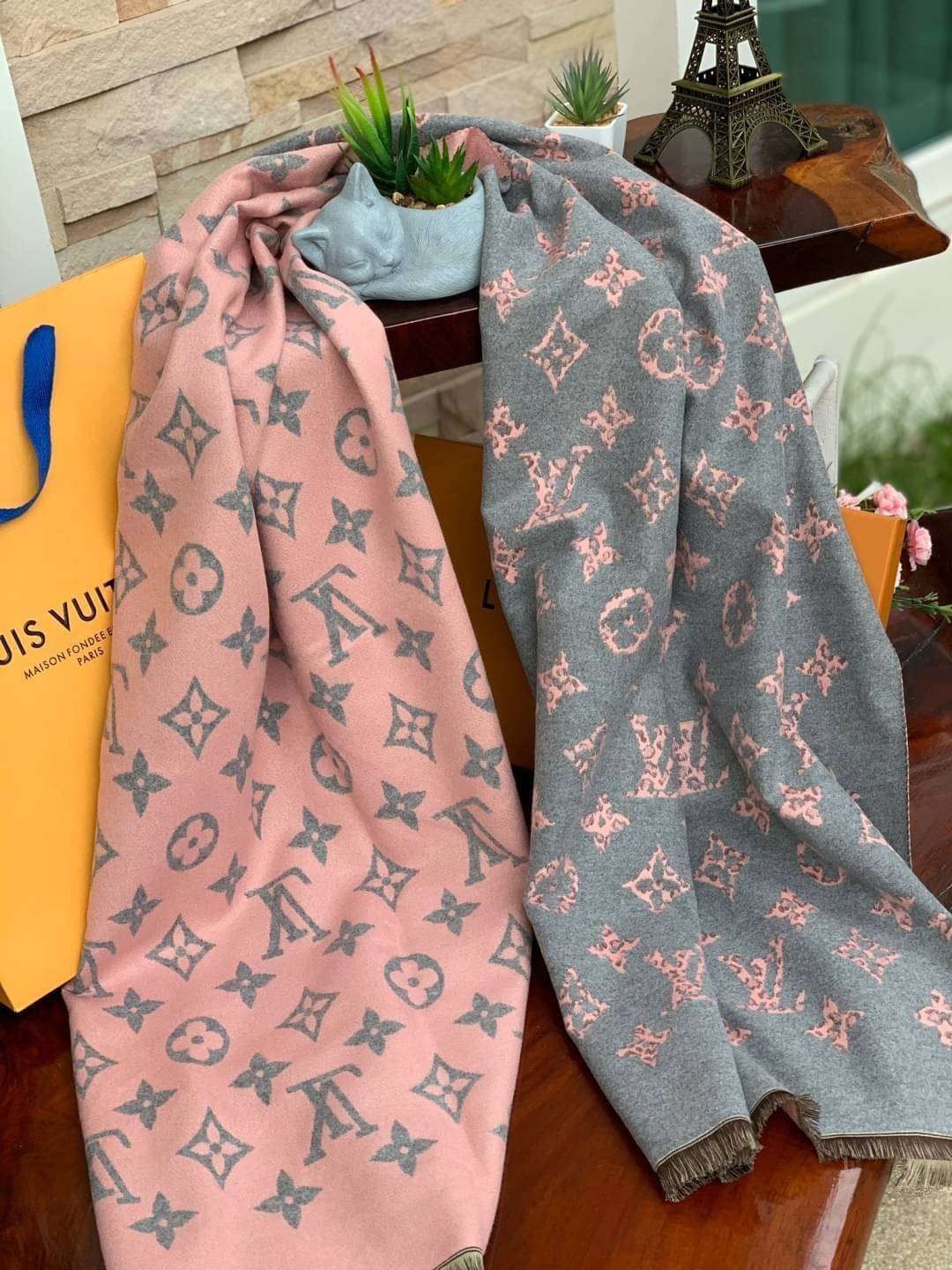 Louis Vuitton Women’s Scarves Accessories อีกหนึ่งแบรนด์ดังจากปารีส ด้วยงานพรีเมี่ยมกิ้ฟ ส่งมอบความรู้สึกดีๆให้กับคนที่คุณรัก ในรูปแบบผ้าพันคอและผ้าคุมไหล่ผืนใหญ่ให้ความอบอุ่น ถักทอด้วยผ้าcashmere ผ้าเนื้อดี สัมผัสนุ่มมือ ทอลายในตัว สีและลายคมชัด เหมาะสำห