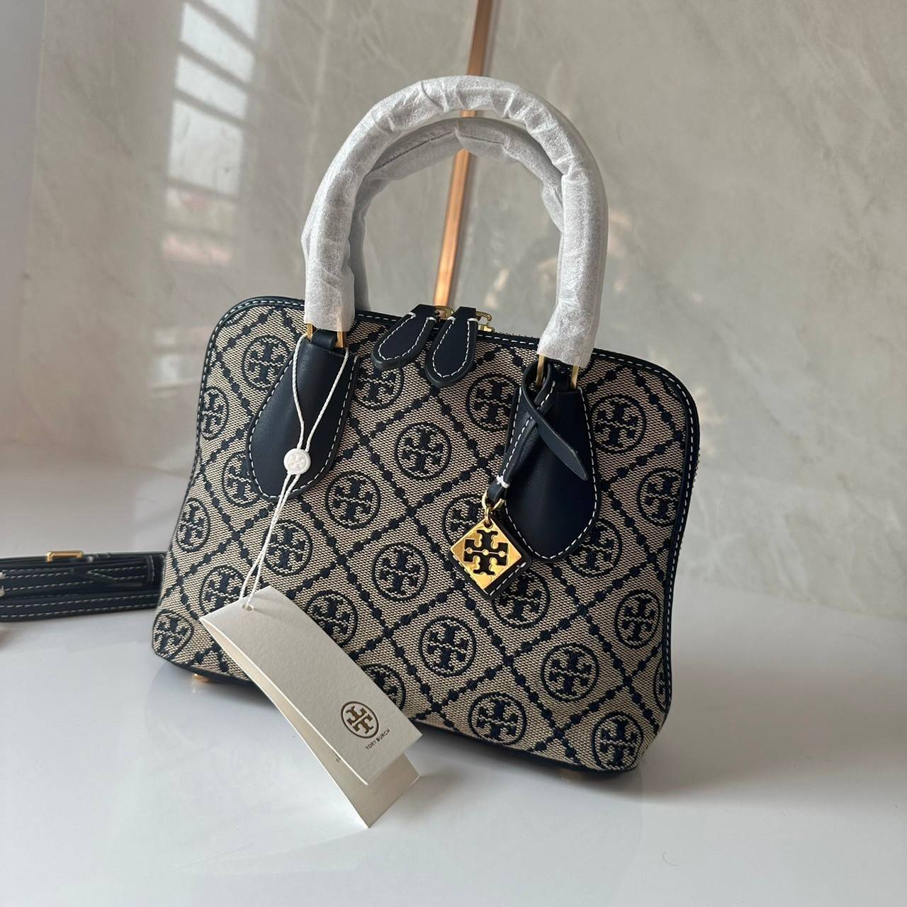TORY BURCH MINI PEBBLED SWING BAG / Tory Mini Swing Bag in Pebbled Leather / T Monogram Jacquard Swing Bag กระเป๋าสะพาย คอลเลคชั่นใหม่ล่าสุดดีไซน์สุดคลาสสิก รูปทรงโดม