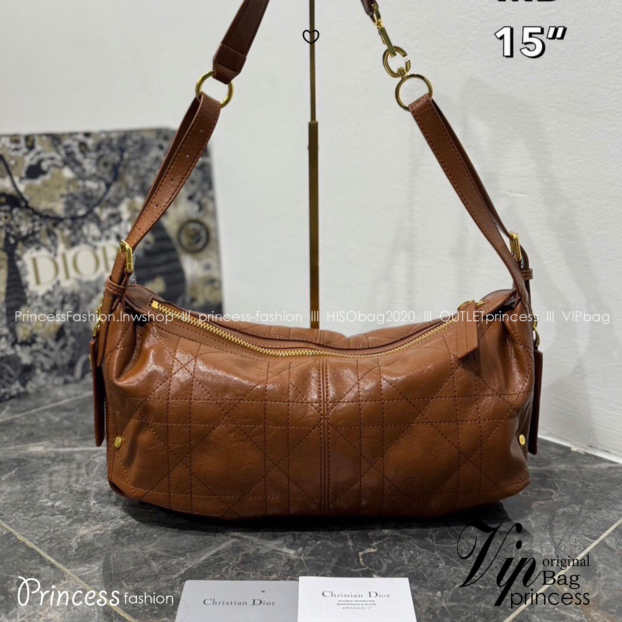 Dior Medium D-Journey Bag 35cm กระเป๋าสะพายนิยามใหม่ดีไซน์ทันสมัย โดดเด่นด้วยรูปทรงโฮโบที่มาพร้อมกับดีไซน์ที่นุ่มนวลและทันสมัย ดีเทลดูดีมีกิมมิคในตัว ภายในโล่งกว้าง