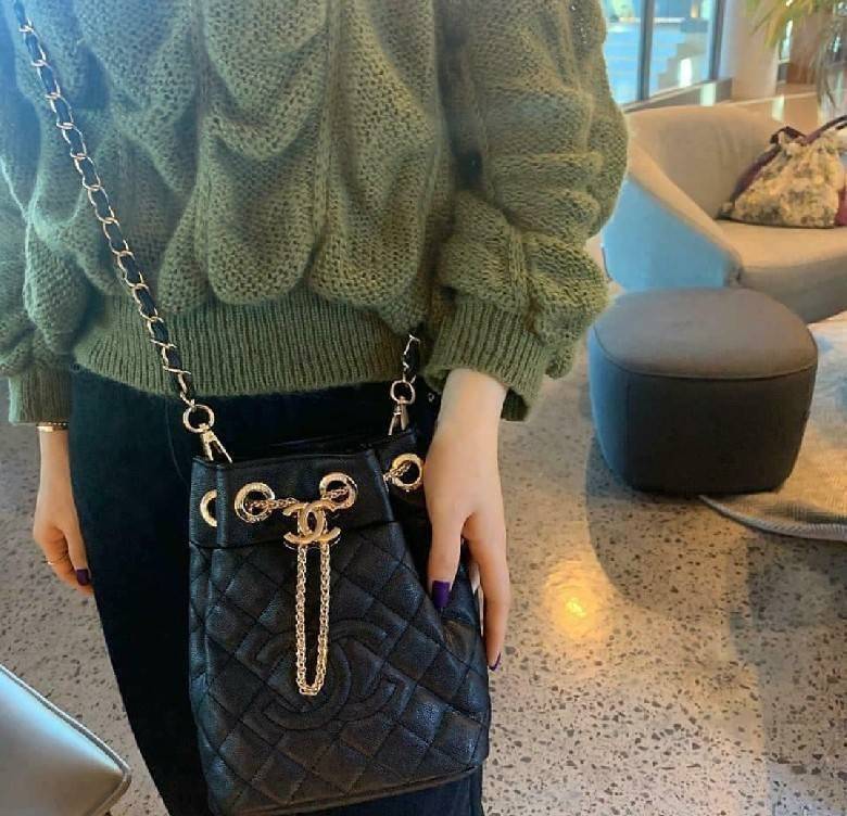 CHANEL Crossbody Bag With Chain / Chanel Bucket Bag กระเป๋าถือหรือสะพาย หนังคาเวียร์ลายตาราง ใช้ได้หลายสไตล์