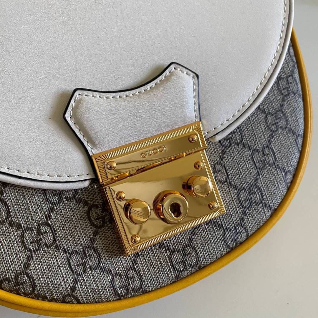 กระเป๋าสะพายคาดลำตัวรุ่นนี้โดดเด่นด้วยรูปทรงกลมสุดชิค ขนาดกะทัดรัด พร้อมด้วยหนังกระเป๋าที่ทำจากหนังแท้คุณภาพดี เพราะ Kira Chevron เป็นรุ่นที่ตอบโจทย์และครองใจสาว ๆ ได้อย่างแท้จริง เนื่องจากมีดีไซน์เรียบหรู โดยทางแบรนด์ได้ใช้เทคนิคการเย็บบนหนังเป็นลายเส้น 