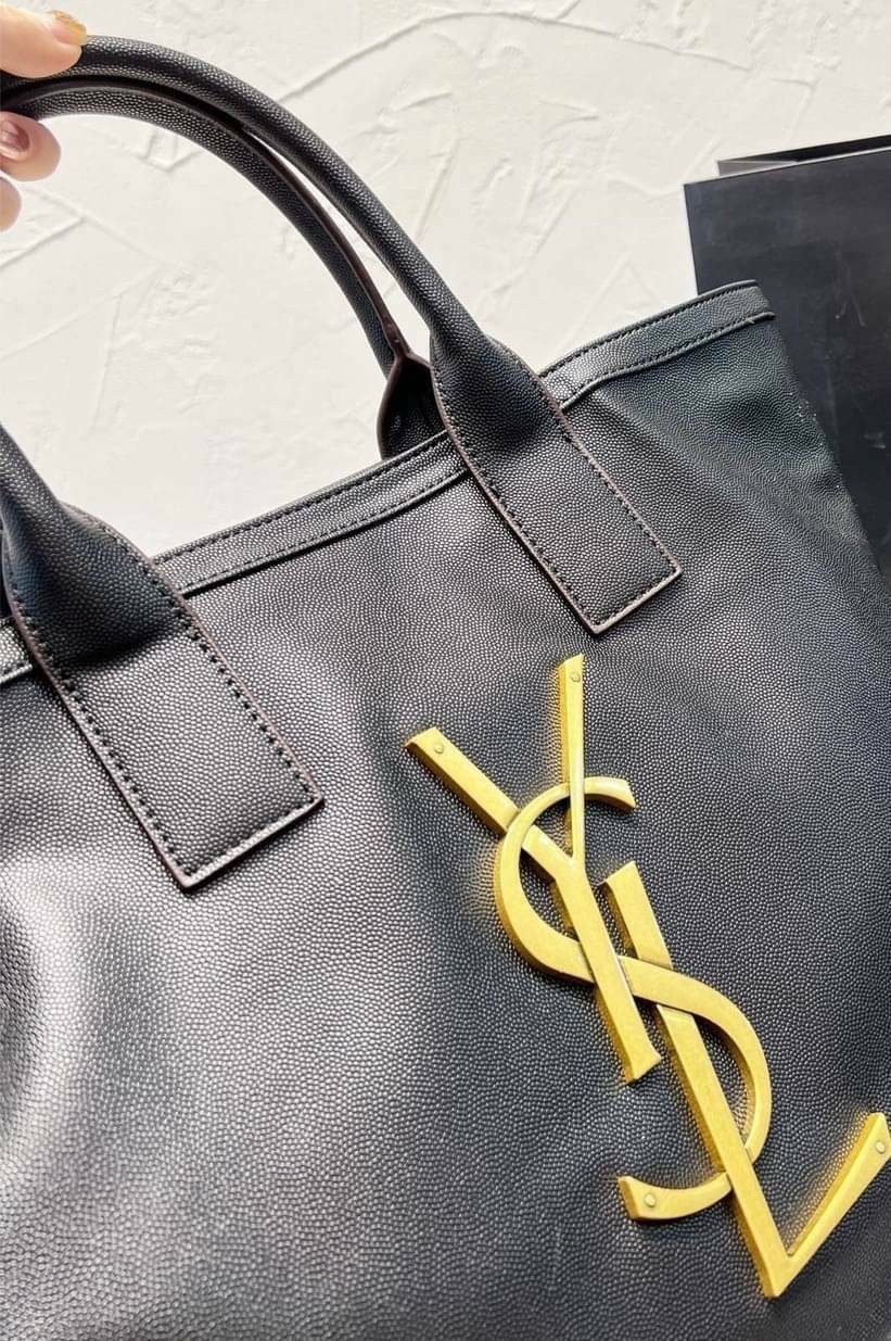 SAINT LAURENT SHOPPING BAG / YSL SHOPPING BAG กระเป๋าถือทรงช็อปปิ้ง พร้อมส่ง โดดเด่นด้วยโลโก้แบรนด์ขนาดใหญ่สวยหรู ภายในกระเป๋ากว้างใส่สัมภาระได้เยอะ มีช่องซิปแยกย่อยให้ใส่ของจุกจิกหนึ่งช่องนะคะ