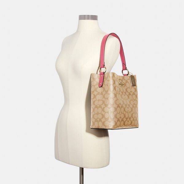 COACH 2312 SMALL TOWN BUCKET BAG IN SIGNATURE CANVAS รุ่นยอดนิยมใบเล็กมาครบสีแล้วจ้า กระเป๋าทรงบัคเก็ต สีผู้ดี๊ผู้ดี ตัวกระเป๋าดีไซน์คลาสสิคลายซี ดูโดดเด่น วัสดุหนังแคนวาสเคลือบลาย สวยคมทุกมุมจริงๆ!! เปิด-ปิดด้วยกระดุมแม่เหล็กทั้ง 2 ฝั่ง ภายในเป็นช่องโล่ง