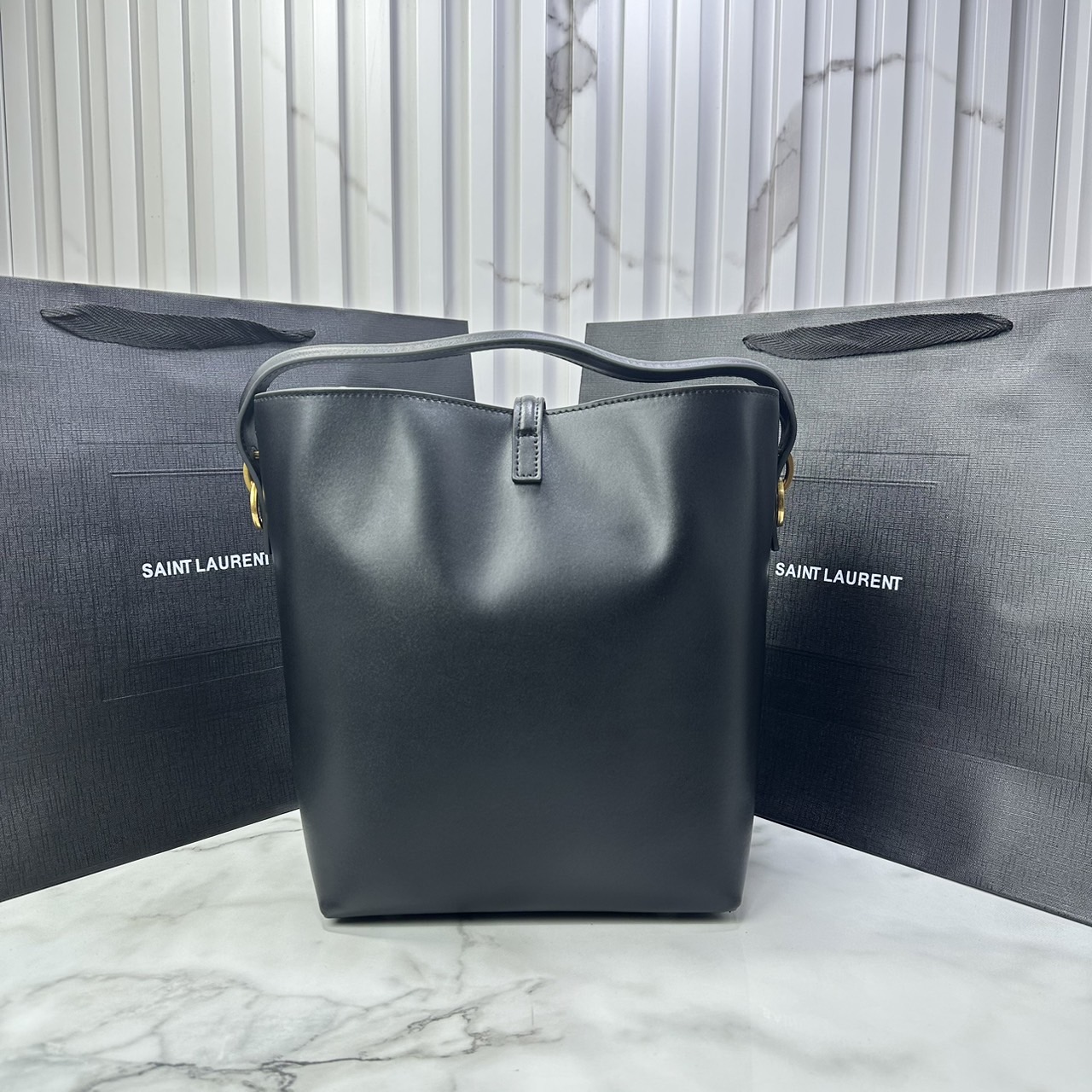 Medium 8" YSL Le 37 in shiny leather Hobo Bag / YSL Bucket Bag / YSL Tote Bag กระเป๋าสะพายทรงโฮโบโท้ท งานหนังสวยเต็มใบ อะไหล่ทองสวยคลาสสิก ราคาแสนดีแนะนำของมันต้องมีจริงๆ