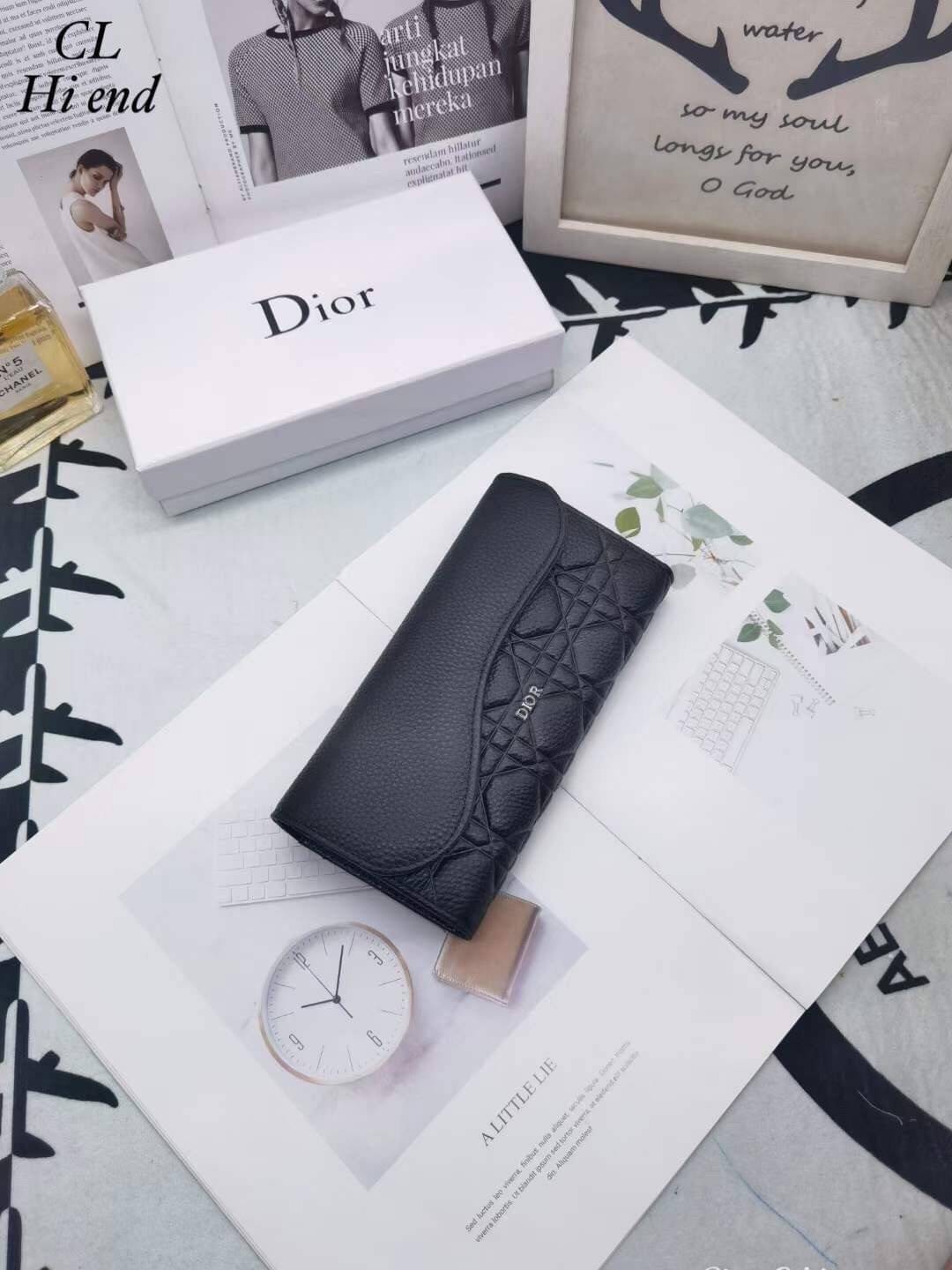 Dior Long Saddle Wallet / Dior Wallet / Dior Long Wallet กระเป๋าสตางค์ใบยาว เปิดหน้าทรงเคิร์ปอานม้า เอกลักษณ์ของความหรู วัสดุหนังแท้ ผสมผสานความสง่างามและคลาสสิกที่เข้ากับยุคสมัย ด้านหน้าโดดเด่นด้วยซิกเนเจอร์แบรนด์ เป็นอีกหนึ่งรุ่นที่ดาราเชเลปใช้กันเยอะมา
