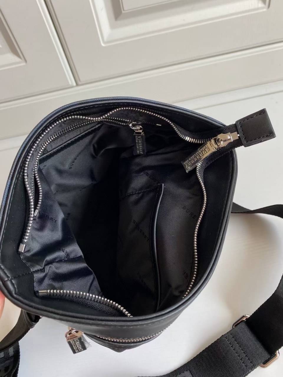 พร้อมเป็นของขวัญ มอบให้คุณผู้ชายแล้วค่ะ สำหรับ BURBERRY CROSSBODY VINTAGE BAG VIP GIFT WITH PURCHASE (GWP) พรีเมี่ยมกิ๊ฟ Limited Edition จากBURBERRY วัสดุหนังโทนสีสุภาพ คลาสสิก ตกแต่งด้วยซิปสะดวกใช้ด้านหน้า ช่องหลักเปิดปิดด้วยซิปยาวด้านบน พร้อมช่องซิปอีกห