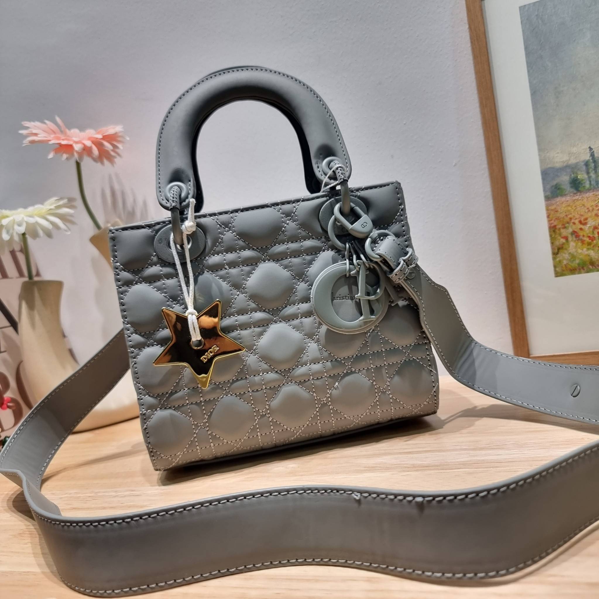 SMALL LADY DIOR MY ABCDIOR BAG Ultramatte Cannage Calfskin / CD LADY ULTRAMATTE BAG พร้อมส่ง กระเป๋าสะพายข้าง ดีไซน์เรียบง่าย แต่แฝงไปด้วยความหรูหรา ทรงกล่องคลาสสิค โดดเด่นด้วยพวงกุญแจอะไหล่สีเดียวกับตัวกระเป๋า ผิวแมทท์ ลายเส้นซ้อนทับสวยงาม