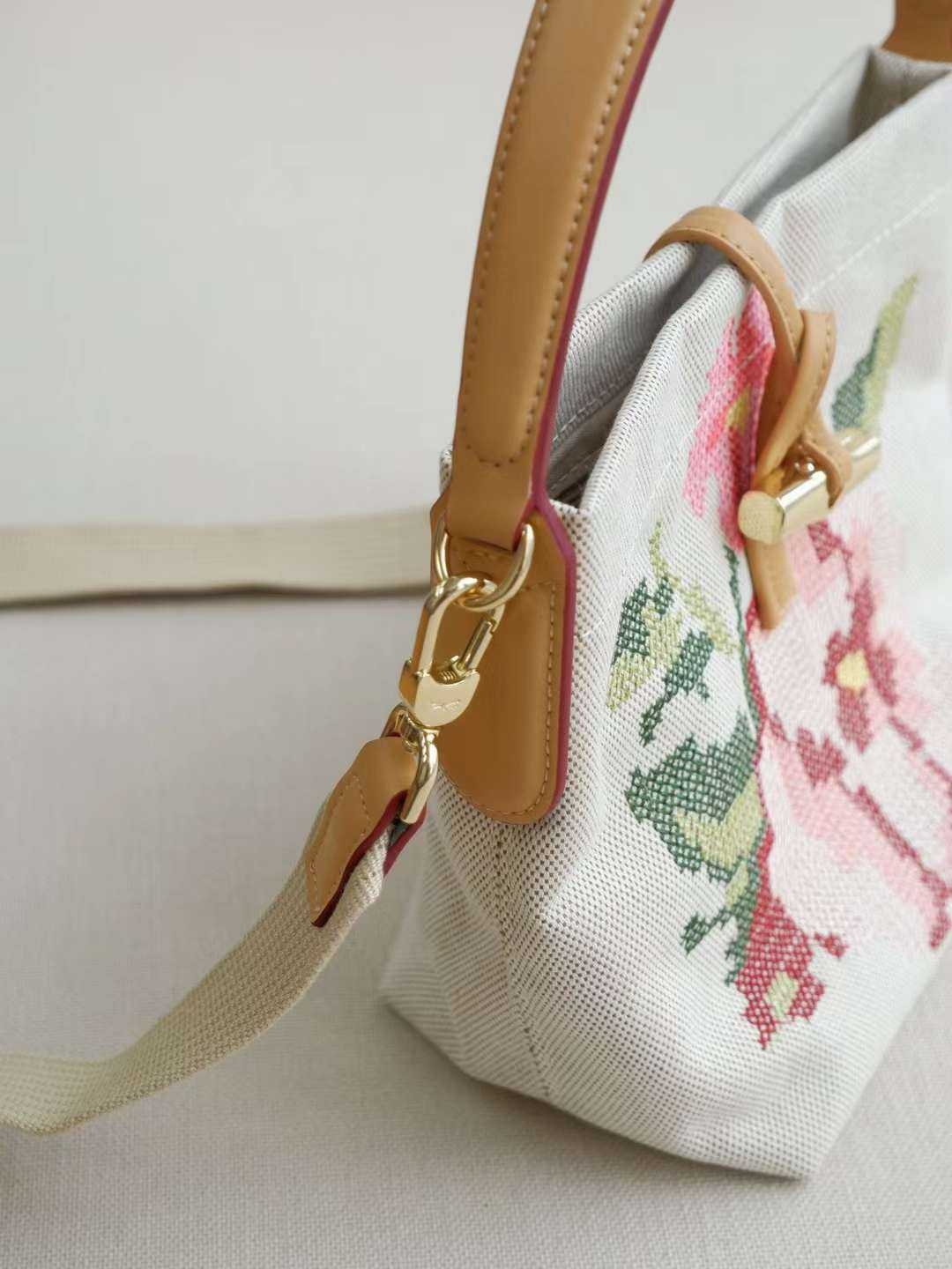 LONGCHAMP ROSEAU ESSENTIAL FLEURS Bucket bag S - กระเป๋าทรงถังขนาดเล็ก วัสดุผ้าฝ้าย ลายปักษ์ดอกกุหลาบ Roseau เป็นคอลเล็คชั่นที่สดใสและเรียบง่าย ซับในสีพื้น อะไหล่สีทอง น้ำหนักเบา จุของได้เยอะ มีสายสะพายไล่ ถอดสายได้ Crossbody ได้