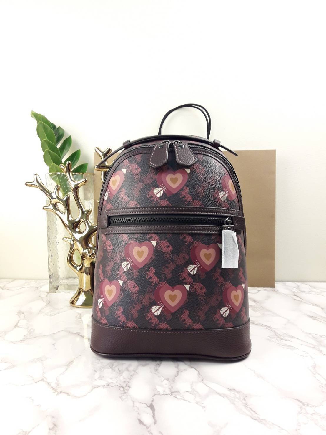 OUTLET 】COACH Barrow Backpack With Horse And Carriage Print And Hearts Oxblood (F79024) โดดเด่น ไม่จำเจ แถมใช้ดีไปอีก< 🌹สวยโดดเด่นอย่างลงตัว💃💃พลาดแล้ว พลาดเลยจ้ารอบนี้ // เป้รุ่นใหม่ canvas ผสมหนังแท้คุณภาพดี หนังนิ่มมือมากๆ ขนา