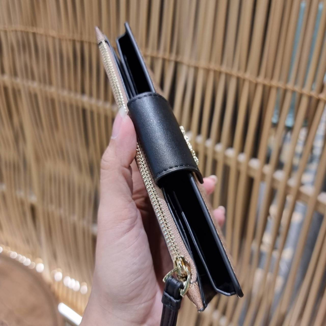 พร้อมส่ง 7 สี COACH C2874 TECH WALLET IN COLORBLOCK SIGNATURE CANVAS จัดให้สีใหม่ก่อนใคร!! ดีไซน์ใหม่ คอลเลคชั่นสวยหรู กระเป๋าสตางค์พร้อมสายคล้องมือ ง่ายต่อชีวิตมากจ้า!! มันดีอะไรเบอร์นี้ ใส่ได้ทั้งบัตร และโทรศัพท์ก็ใส่ได้ทุกรุ่น แถมยังมีช่องซิปแยกไปอีก ช