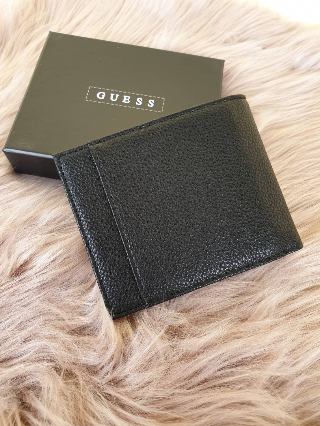 กระเป๋าสตางค์ Guess ใบสั้น ด้านหน้าติดชื่อแบรนด์แต่งโลหะสีเงิน ด้านหลังเรียบ แต่ดีไซน์มาเก๋ๆ มีช่องซ่อนสำหรับใส่บัตรใส่แบงค์ได้ ด้านในปั๊มชื่อแบรนด์ มีช่องใส่บัตร 3 ช่อง และมีช่องสำหรับใส่เหรียญ ช่องใส่ธนบัตรแบ่งเป็นช่องเดียว รุ่นนี้สวยคุ้ม ห้ามพลาดเลยค่า