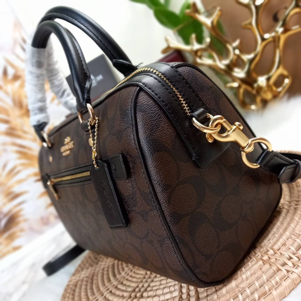 COACH ROWAN SATCHEL IN SIGNATURE CANVAS (COACH F83607)🌺ระดับตัวTOP ยกให้เธอเลย กับรุ่นนี้💃//หมอน 10" รุ่นมีช่องซิปด้านหน้า สามารถแยกเก็บของสำคัญๆได้อย่างเป็นสัดส่วน สำหรับใครที่ชอบกระเป๋าที่จุของได้เยอะๆ รุ่นนี้ตอบโจทย์ได้เลย แนะนำว่า