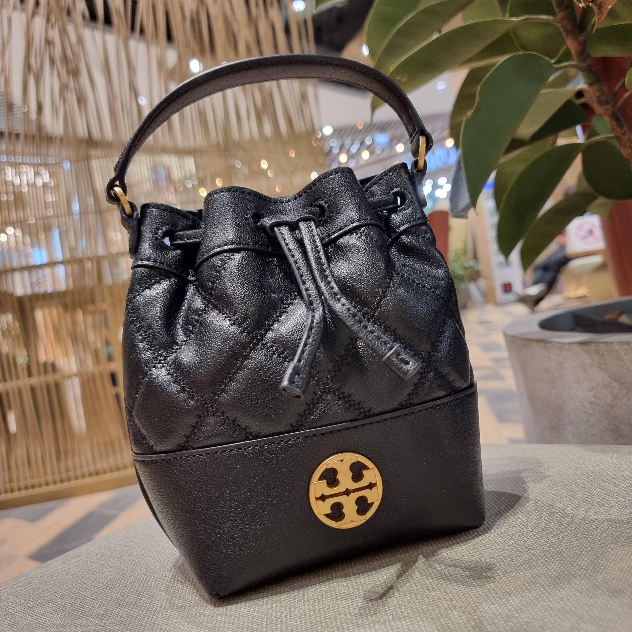 TORY BURCH WILLA MINI BUCKET BAG NEW ARRIVAL สุดปัง กระเป๋าสะพายทรงบัคเก็ต สวยผู้ดี โดดเด่นด้วยโลโก้สีทองดูหรู อัพลุคผู้ดี๊ผู้ดี วัสดุหนังแท้ ดีไซน์บุนวม เส้นคมดีเทลหรู เปิด-ปิดหนังรูดปากกระเป๋า มีหูหิ้วในตัว คล้องแขนเก๋ๆ ภายในเป็นช่องโล่ง มีช่องย่อย ใส่ข