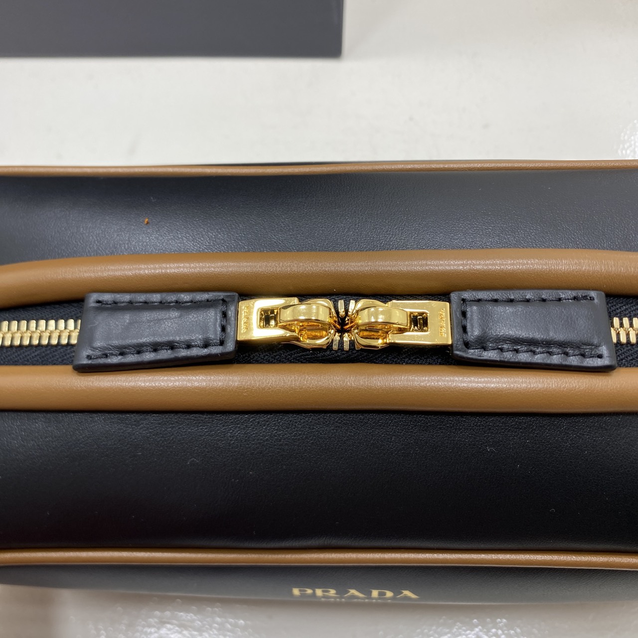 TOP ORI หนังแท้ | Prada Swing smooth leather shoulder bag / Prada Hobo Bag กระเป๋าสะพายสไตน์สปอร์ตเรียบหรูดีไซน์ใหม่เรียบง่าย หนังแท้เรียบสวยสัมผัสนุ่มละมุน โทนสีทูโทนแต่งแต้มสีสันให้โดดเด่น