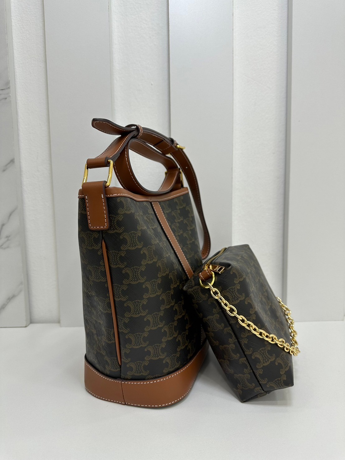 CELINE Small Bucket Bag in Triomphe Canvas 7" กระเป๋าสะพายทรงบัคเก็ต พิเศษพร้อมใบลูกสะดวกใช้งาน โท้ทรุ่นแรกของแบรนด์ที่ได้รับความนิยมมากที่สุด