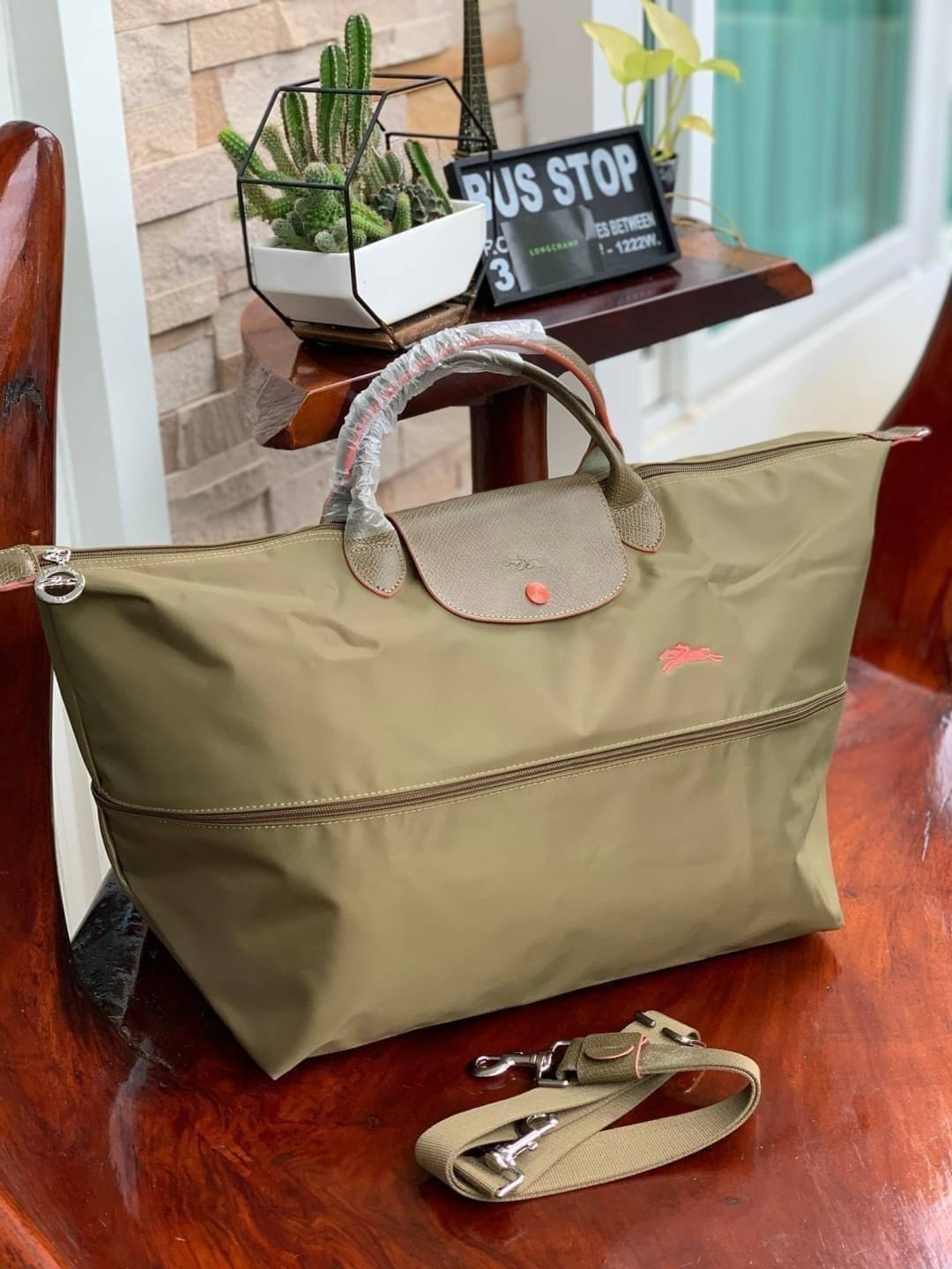 LONGCHAMP LE PLIAGE CLUB TRAVEL BAG กระเป๋าขนาดใหญ่สำหรับการเดินทาง เราเรียกที่นี้ว่า travelling bag รุ่นคลาสสิค มาพร้อมสายสะพายยาวที่ปรับและถอดออกได้ ความพิเศษของรุ่นนี้ที่ครองใจนักเดินทางทั่วโลก คือซิปรอบตรงกลางตัวกระเป๋า สามารถเปิดซิปเพื่อขยายขนาดและพั