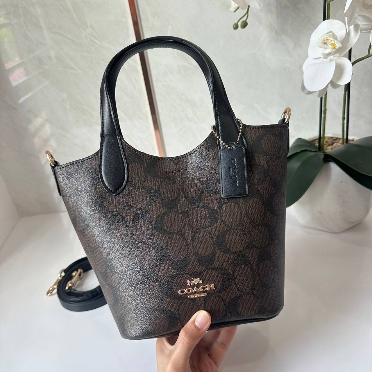 พร้อมส่ง 5 สี COACH HANNA BUCKET BAG กระเป๋าถือ/สะพายข้างทรงบักเก็ตรุ่นใหม่ดีไซน์เก๋น่ารัก เกรดท็อปออริ เกรดดีสุด สลับแท้ 1:1