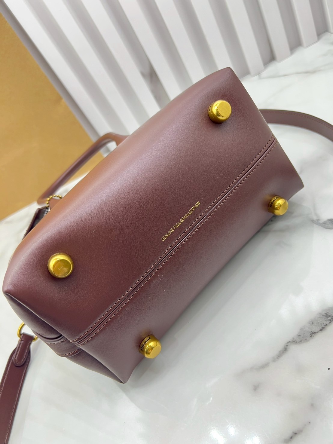 ORI หนังแท้ | Coach Soft Empire Carryall Bag 28 กระเป๋าสะพายทรงโฮโบ รุ่นใหม่ล่าสุด ดีไซน์เรียบง่าย สะพายไปคาเฟ่ ไปเที่ยวถ่ายรูปสวยๆ คือเหมาะสุดๆ หูสะพายยาว พอดีไหล่ ภายในแบ่งสัดส่วนไว้ดี ใบจริงหนังสวยมากๆ