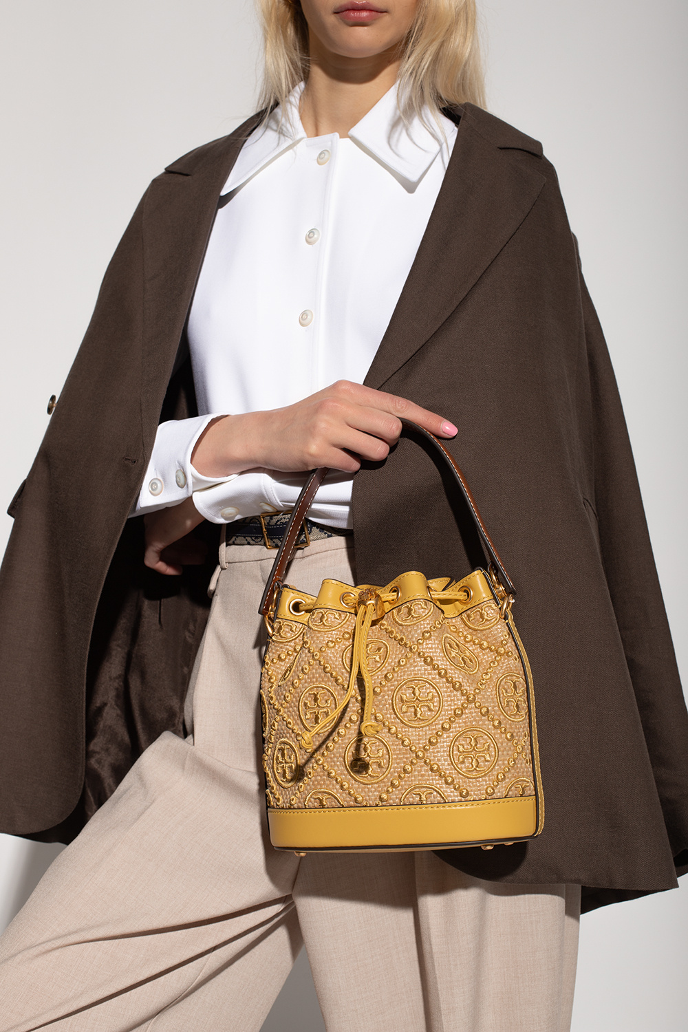 TORY BURCH T Monogram Straw Bucket Bag สีใหม่ โทนเหลืองทอง สวยหรู พร้อมเสิร์ฟความสวยให้ถึงบ้านแล้วน้า กระเป๋าบัคเก็ตทรงยอดนิยม ดีไซน์ใหม่ล่าสุด ยูนีคไม่เหมือนใคร ลายสานเต็มใบ พร้อมปักโลโก้เอกลักษณ์ โดดเด่น งานฝีมือมากๆ