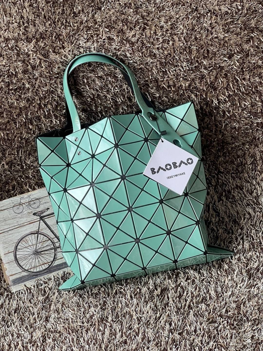 Baobao Issey Miyake 6x6 กระเป๋า Tote รุ่นนี้ถือว่าเป็นกระเป๋า Tote ไซส์กลางที่เหมาะกับการพกพาสิ่งของที่จำเป็นในทุก ๆ วัน มาพร้อมสายที่สามารถปรับได้ทั้งสองสาย และมีช่องใส่ของช่องเล็กด้านใน 1 ช่อง จุของได้เยอะแถมยังทนทาน ใช้เป็น Everyday Bag ได้เลยคะ พกพาสะ