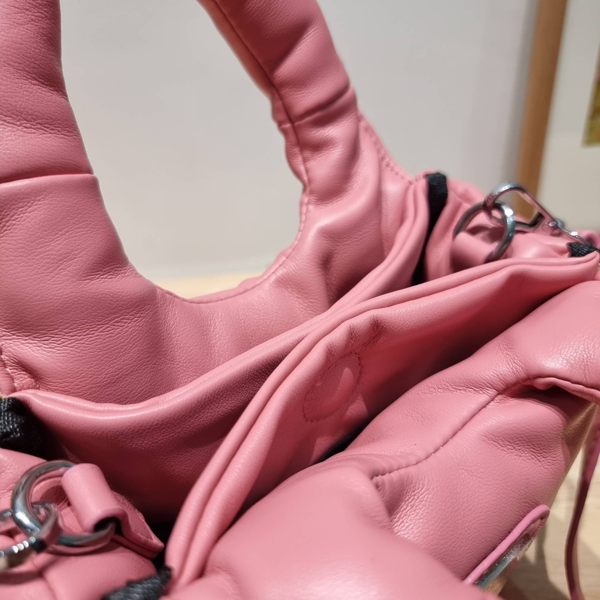 PRADA Small padded Soft nappa-leather bag พร้อมส่ง 4 สี น้องใหม่ล่าสุด กับคอลเลคชั่นที่ทำออกมาตอบโจทย์ได้ทุกไลฟ์สไตล์