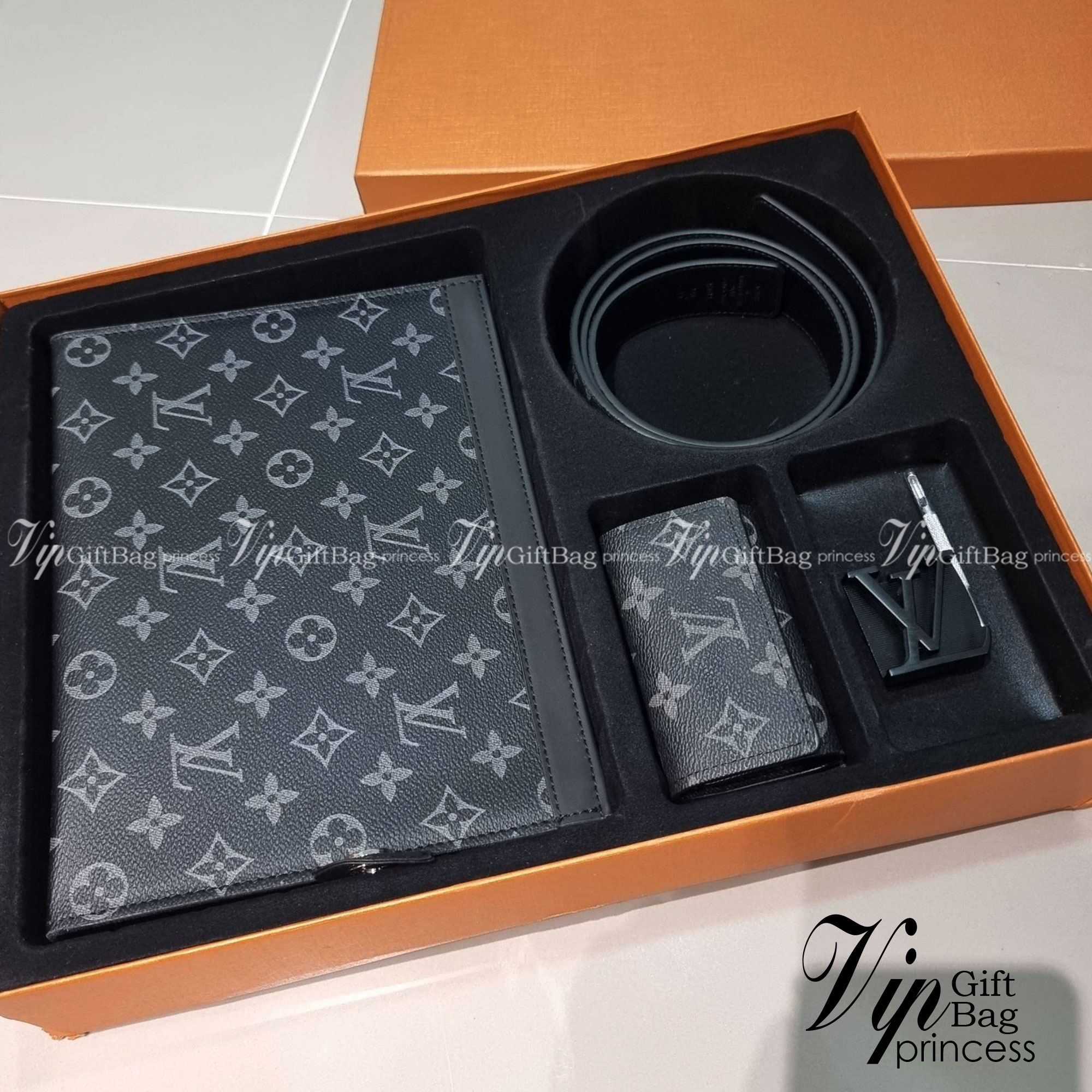 LV POCHETTE VOYAGE SET BAG / LV gift box สุดยอดไอเท็มใน box set ที่เหมาะแก่การเก็บสะสม หรือจะส่งให้เป็นของขวัญในช่วงปีใหม่ก็ดีงามที่สุด จัดให้ทั้งกระเป๋าคลัทช์สีคลาสสิค กระเป๋าเก็บกุญแจ ที่จัดสรรให้พกพาได้ง่ายไม่เกะกะ และเข็มขัดเข้าเซ็ทคุมโทนได้ดีเยี่ยม แ