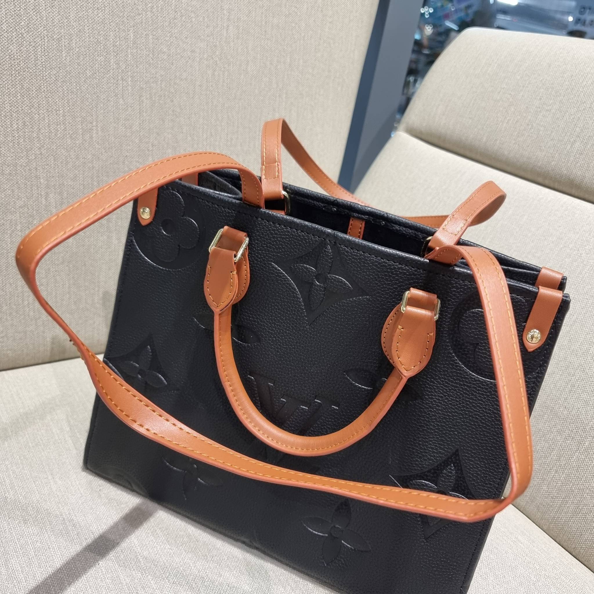 LV crossbody tote bag / LV Shopping Bag ดีไซน์สวยคม สมราคา ดูแพงไปอีก ด้วยดีเทลลายของหนัง crossgrain กระเป๋าทรงโท้ทคลาสสิค ผู้ดียืนหนึ่ง โทนสีใช้งานง่าย แมทช์ได้ทุกลุค มาพร้อมหูจับในตัว แบบหูหิ้ว และหูยาวสำหรับสะพายไหล่ เก๋มาก ชิคมาก ภายในโล่งกว้างมาก มีอ