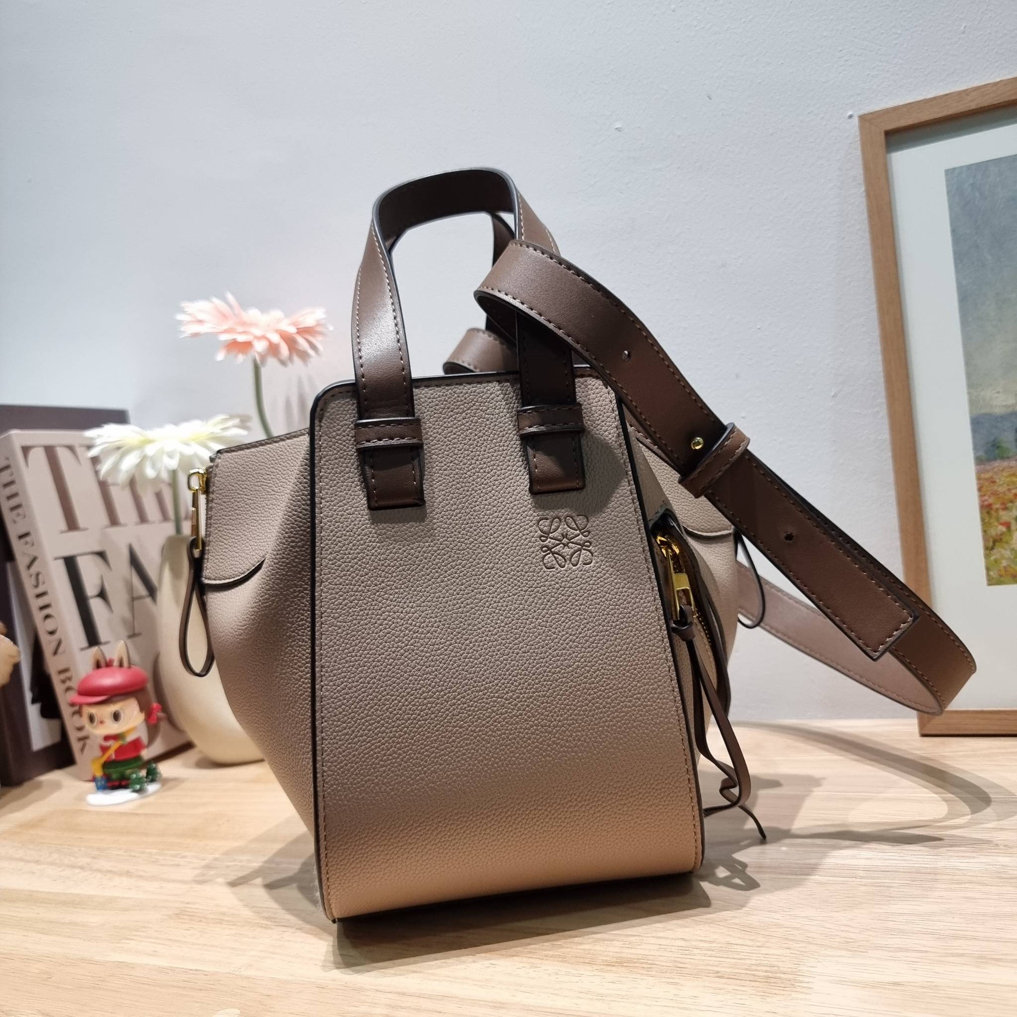 LOEWE SMALL HAMMOCK IN SAND GRAINED LEATHER คอลสุดฮิต ไอเท็มยอดนิยม ที่ใครๆก็ใช้กัน!! กระเป๋าสะพายดีไซน์สุดแซ่บ ที่สามารถปรับเปลี่ยนรูปทรงได้หลากหลาย