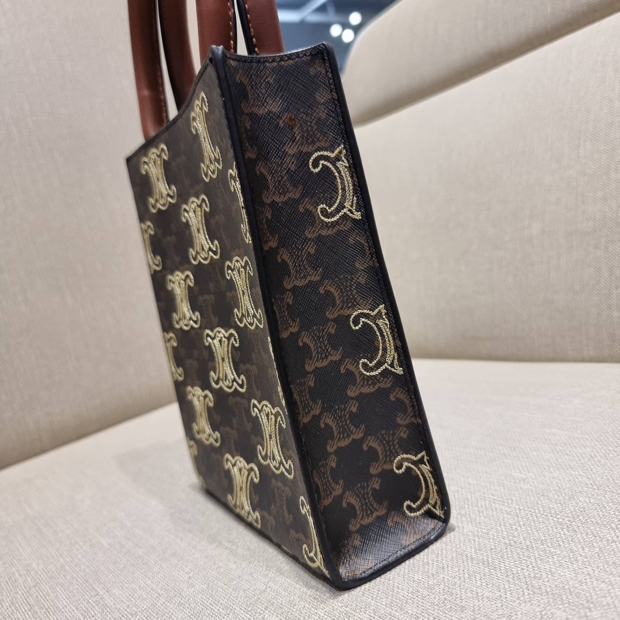 VIP 🥂 CELINE MINI VERTICAL CABAS IN TRIOMPHE CANVAS WITH TRIOMPHE HEART EMBROIDERY ใหม่พร้อมเสิร์ฟ กับกระเป๋าสะพายทรงโท้ท ไซส์มินิ ขนาดกำลังสวยพอดี สะดวกพกพา โดดเด่นด้วยโลโก้ลายปัก ดีเทลเดินด้ายรูปหัวใจ เพิ่มดีเทลความแพงไปอีก วัสดุหนังแคนวาส มีหูจ