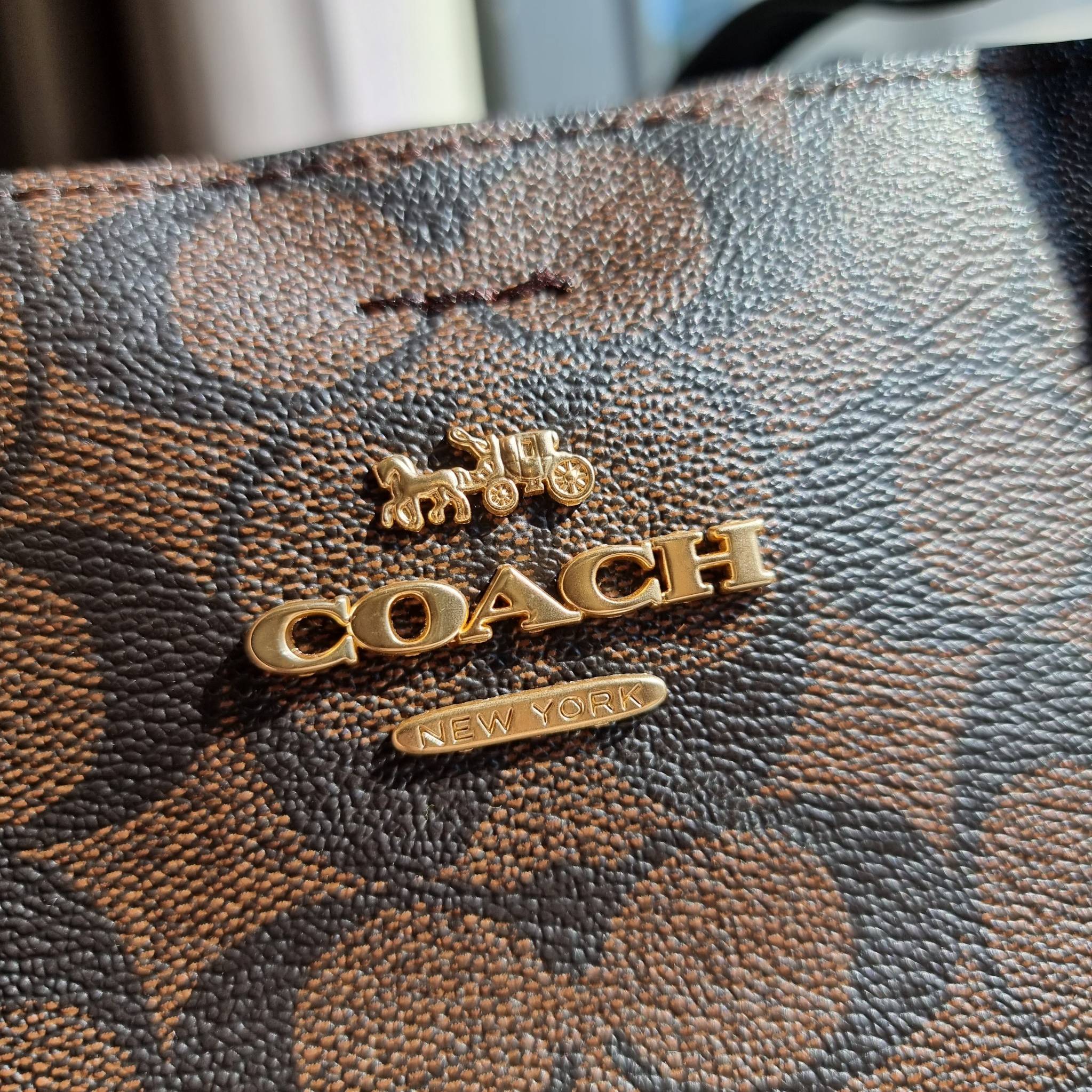 OUTLET 】COACH 73293 MINI AVENUE CARRYALL IN SIGNATURE CANVAS กระเป๋าสะพายรุ่นคลาสสิค คัมแบคแล้วจ้าแม่!! ไซส์กำลังสวย วัสดุหนังแคนวาสคุณภาพดี ด้านข้างเก็บทรงได้ เปิด-ปิดด้วยกระดุมแม่เหล็ก ใช้งานง่าย มีช่องซิป ใบนี้เห็นเล็กๆ แต่จุได้เยอะพอสมควรเลยน้า ɣ