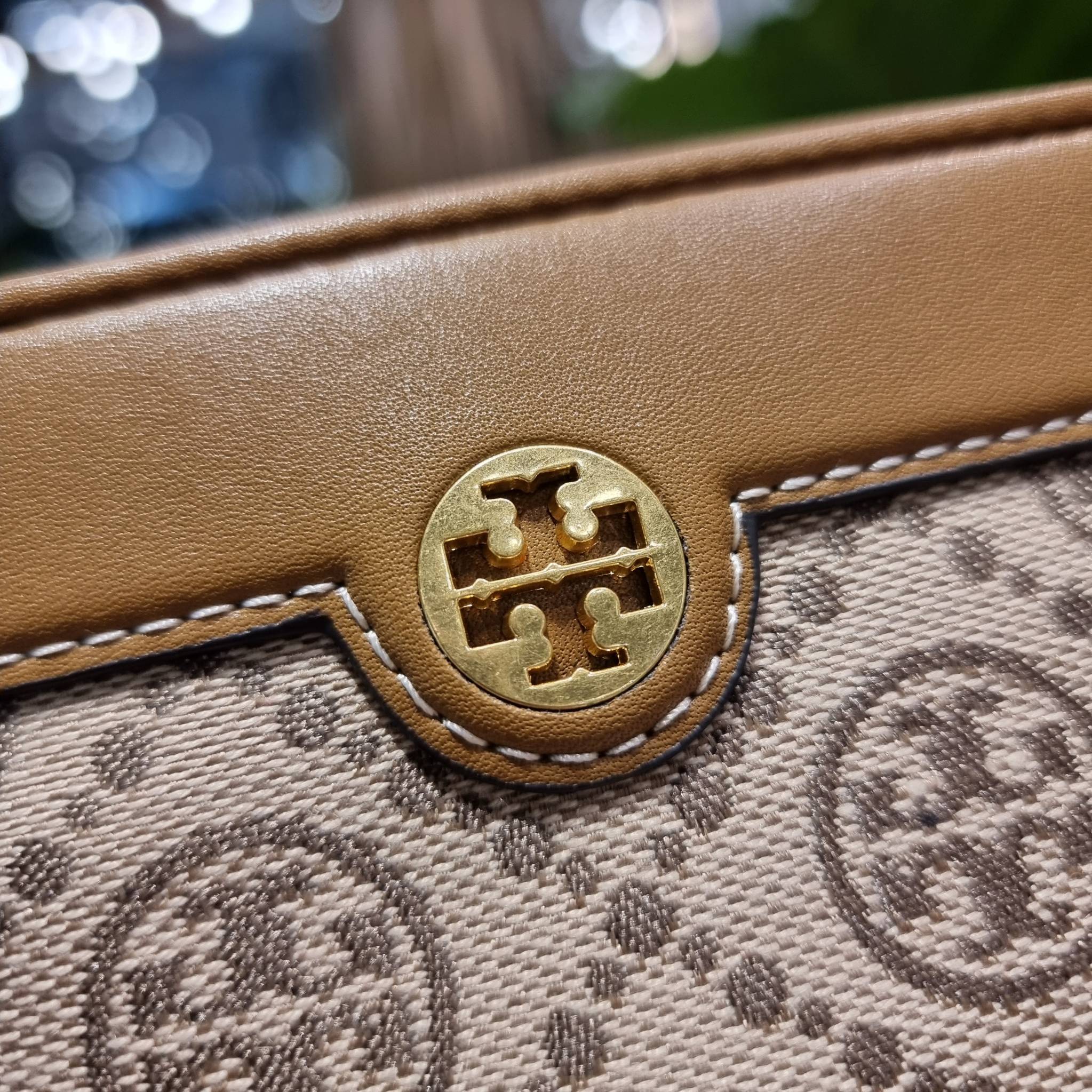 TORY BURCH T MONOGRAM JACQUARD SLIM WALLET ของดีมีให้ที่นี่แบบจัดเต็ม กระเป๋าสตางค์ใบยาว รุ่นสลิม สวยหรู ขนาดกำลังเหมาะมือ ถือแล้วขับผิว วัสดุผ้า jacquard ตัดสลับหนังแท้ ภายในสวยคมม้าก!! มีช่องใส่บัตรได้แบบเน้นๆ และช่องใส่ธนบัตรได้ ด้านหลังมีช่องซิปอีกหนึ