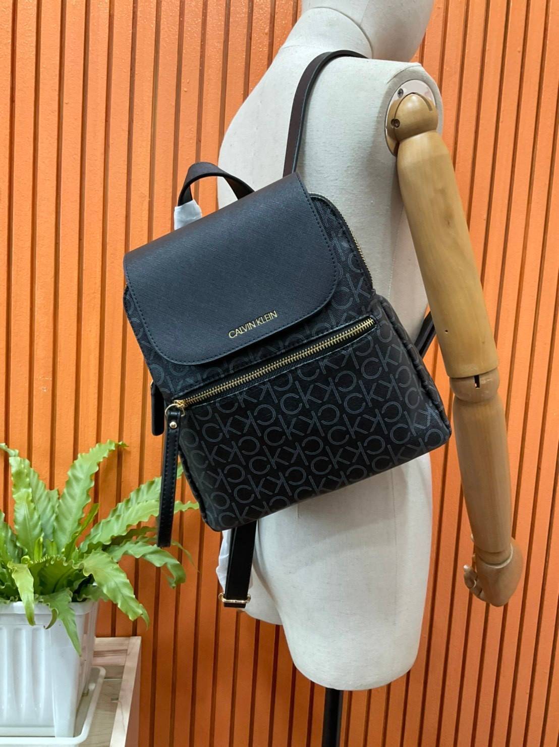 ของแท้ 💯% Elaine Calvin Klein Monogram Small Backpack 💕ของมันต้องมี สวยหรูดูแพงมาก สำหรับรุ่นนี้ และมีฟังชั่นช่องการใช้งานที่มากที่สุด!!! 💕 กระเป๋าสะพายเป้รุ่นใหม่ชนช้อป รุ่นยอดนิยม