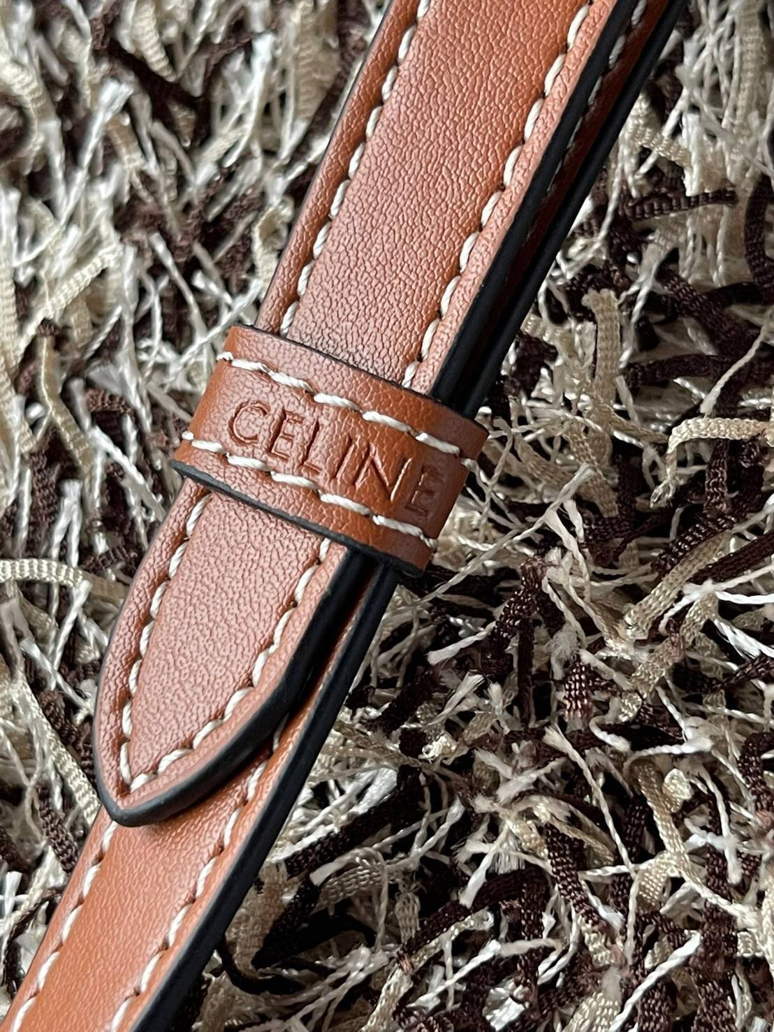 CELINE Triomphe Canvas Small Camera กระเป๋าสะพายไหล่สุดเก๋ใบนี้ผลิตจากผ้าใบเคลือบอย่างดีพร้อมขอบหนังสีน้ำตาล มาพร้อมสายสะพายหนังปรับระดับได้พร้อมฮาร์ดแวร์สีทองและซิปด้านบน ภายในบุด้วยผ้าสีน้ำตาล ลวดลาย triomphe อันเป็นเอกลักษณ์ของแบรนด์ และเป็นกระเป๋าสะพา