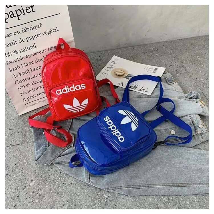 Adidas Classic Mini Backpack กระเป๋าเป้สะพายขนาดกลาง วัสดุหนังแก้ว ขนาดกะทัดรัด กันน้ำได้ เปิดปิดด้วยซิปเดียว ใส่มินิไอแพค กระเป๋าสตางค์ยาวได้ มีสายสะพายสองเส้น สามารถสะพายเป็นทรงครอสบอดี้ หรือเป้ก็น่ารักไปเลยคร้า!