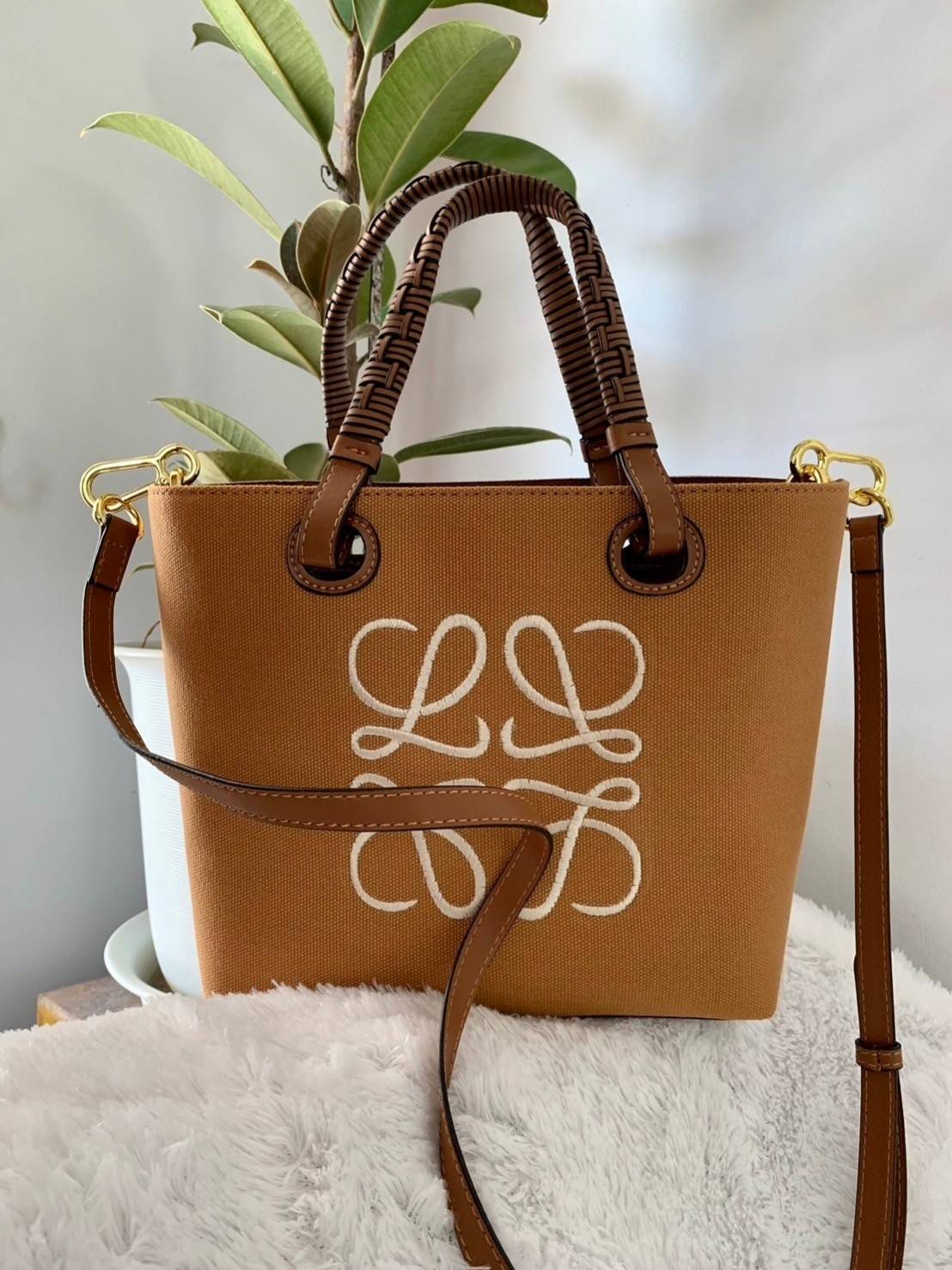 Loewe Anagram leather canvas tote bag / Loewe Tote Bag กระเป๋าโท้ทน้องใหม่ วัสดุทำจากหนังแคนวาส ใช้งานทนทาน ออกแบบมีสายสะพายไหล่และหูหิ้ว เรียกว่าใช้งานได้แบบ 2 in1 งานสวยล้ำ ไม่ซ้ำใคร ปักโลโก้ Anagram ที่ด้านหน้า เปิด-ปิดด้านบนด้วยเชือกผูก ด้านในมีช่องสำ